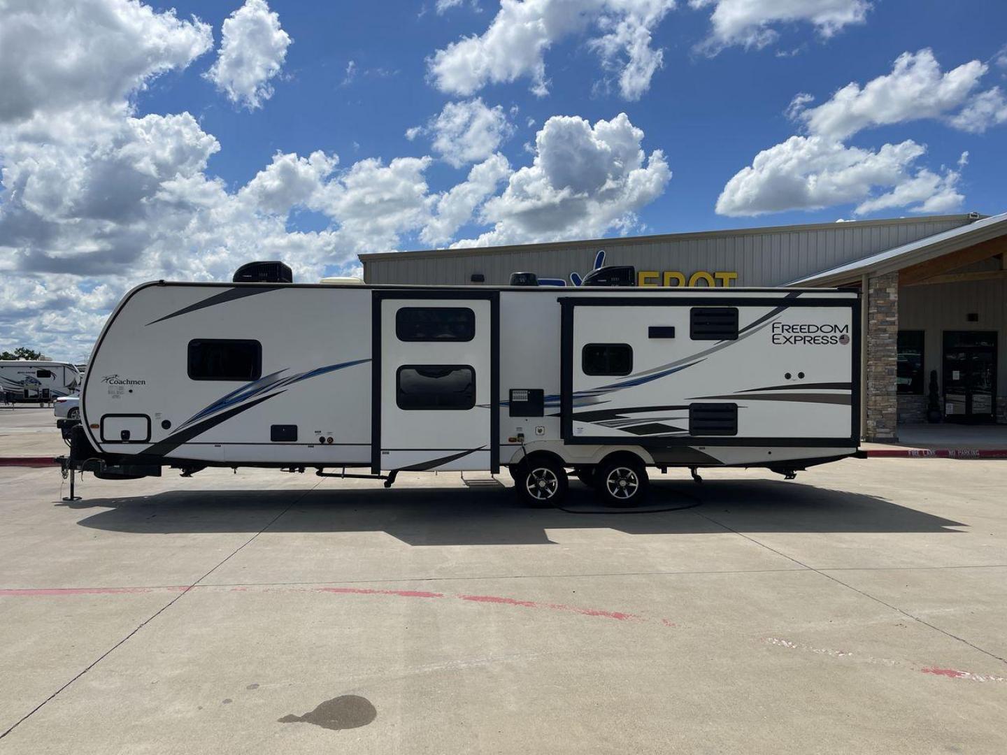 2020 FREEDOM EXPRESS 323BHDS (5ZT2FEXB2LW) , located at 4319 N Main St, Cleburne, TX, 76033, (817) 678-5133, 32.385960, -97.391212 - Photo#24