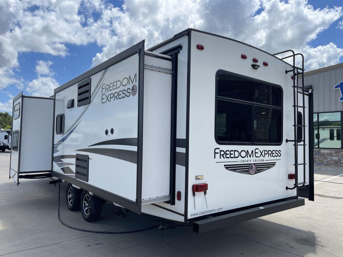 2020 FREEDOM EXPRESS 323BHDS (5ZT2FEXB2LW) , located at 4319 N Main St, Cleburne, TX, 76033, (817) 678-5133, 32.385960, -97.391212 - Photo#25