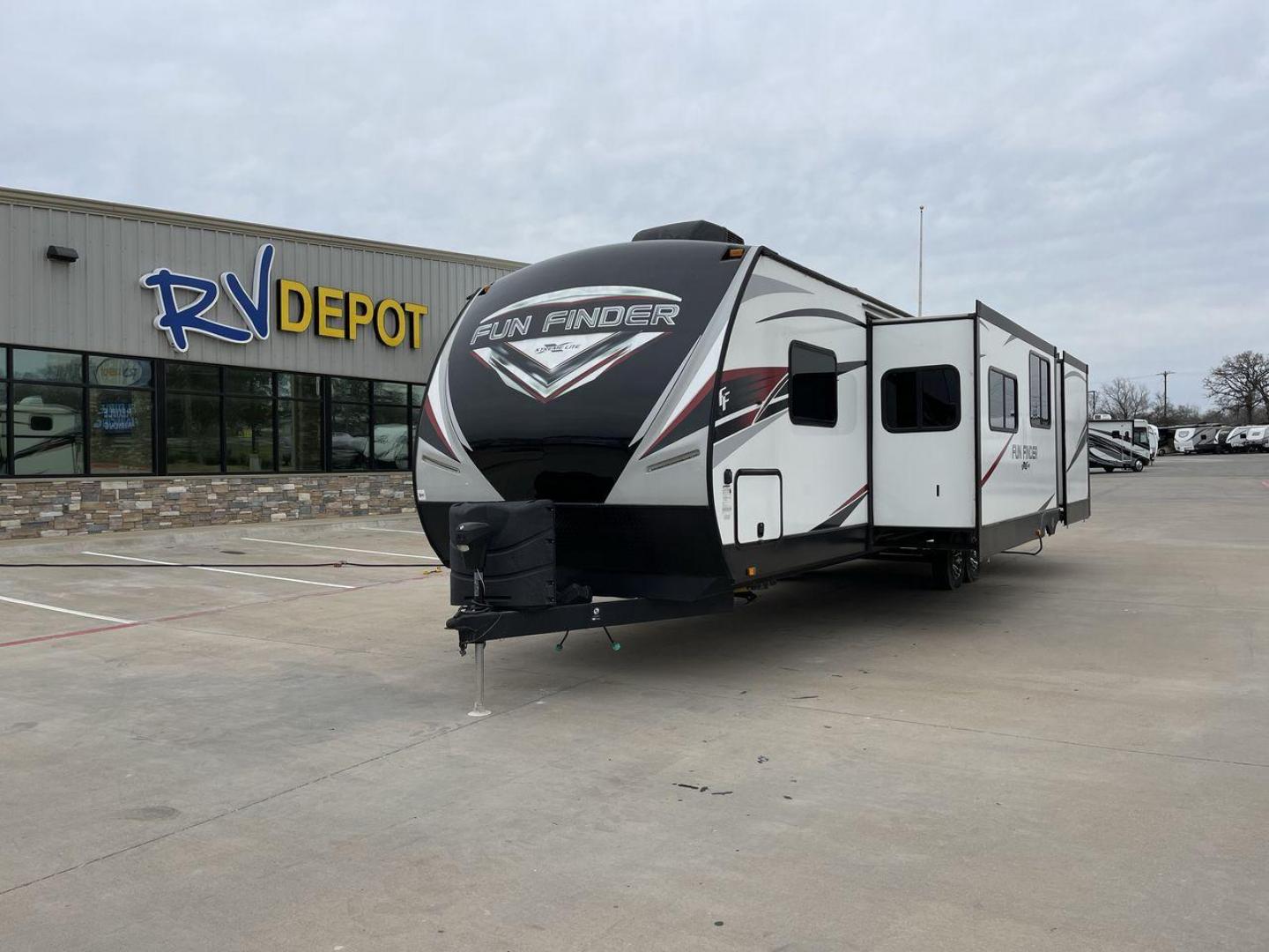 2020 WHITE FUN FINDER 32BS (5RXAB3628L1) , Length: 36.5 ft. | Dry Weight: 7,374 lbs. | Gross Weight: 9,854 lbs. | Slides: 2 transmission, located at 4319 N Main St, Cleburne, TX, 76033, (817) 678-5133, 32.385960, -97.391212 - For a smooth and worry-free camping trip with the whole family, travel in this 2020 Fun Finder 32BS travel trailer. This unit has measurements of 36.5 ft length, 8 ft width, 11.17 ft height, and 6.75 ft interior height. The dry weight is about 7,374 lbs with a payload capacity of 2,480 lbs. The GVWR - Photo#0