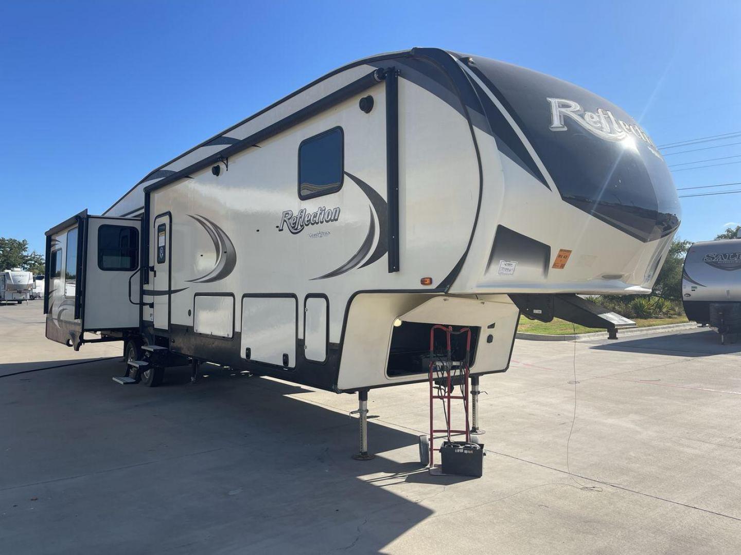 2020 GRAND DESIGN REFLECTION 367BHS (573FR4220L3) , Length: 41 ft. | Dry Weight: 12,474 lbs. | Gross Weight: 14,495 lbs. | Slides: 4 transmission, located at 4319 N Main St, Cleburne, TX, 76033, (817) 678-5133, 32.385960, -97.391212 - Photo#22