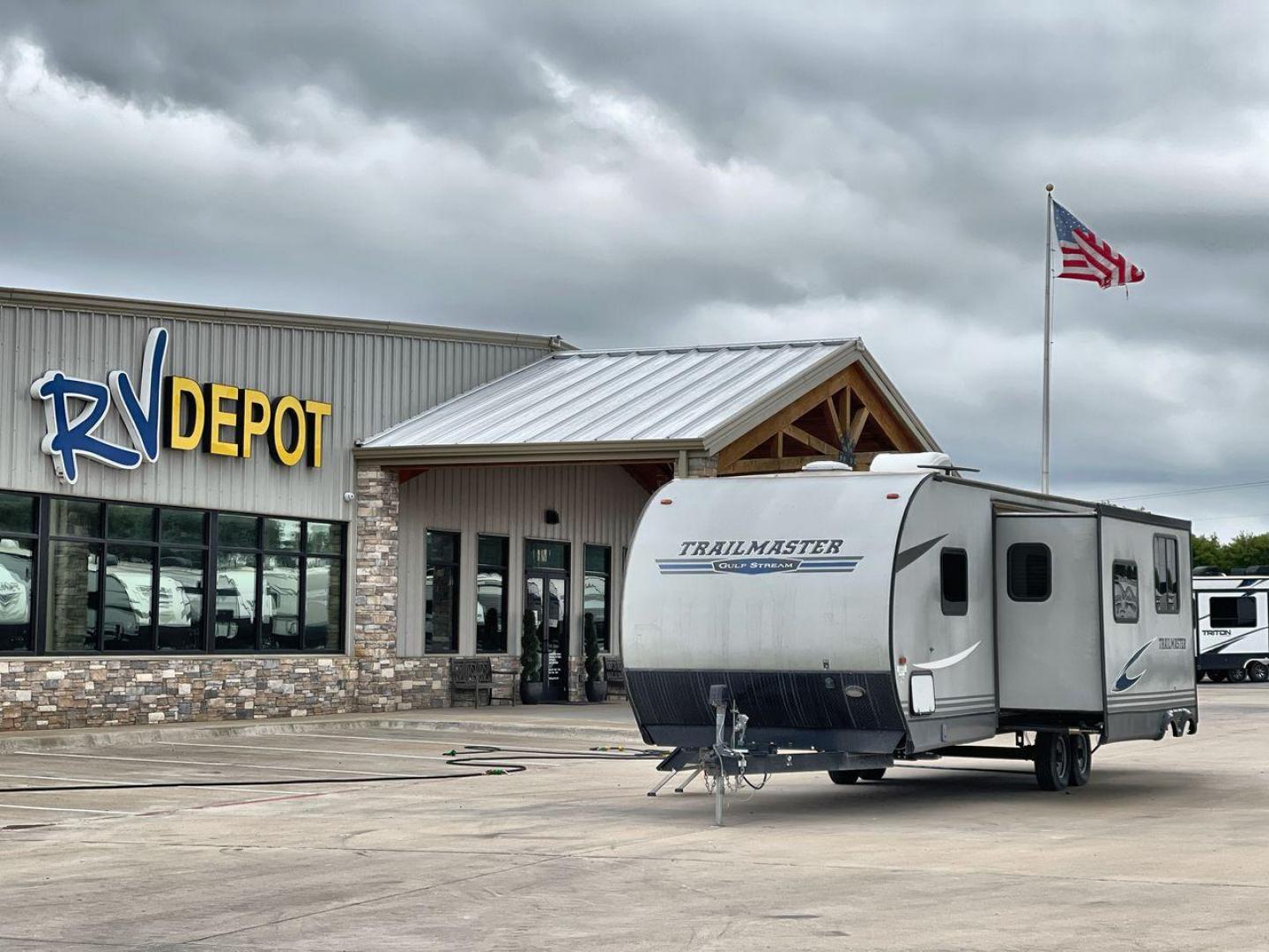 2020 WHITE GULFSTREAM TRAILMASTER 301TB (1NL1G3425L1) , Length: 34.08 ft. | Dry Weight: 6,845 lbs. | Slides: 1 transmission, located at 4319 N Main St, Cleburne, TX, 76033, (817) 678-5133, 32.385960, -97.391212 - This 2020 Gulf Stream Trailmaster 301TB travel trailer measures 34.01 feet. There are two axles with steel wheels and electric drum brakes. Its dry weight is 6,845 lbs, its payload is 2,840 lbs, and its hitch is 885 lbs. The aluminum walls are painted gray with white and dark gray graphics. The 13,5 - Photo#0