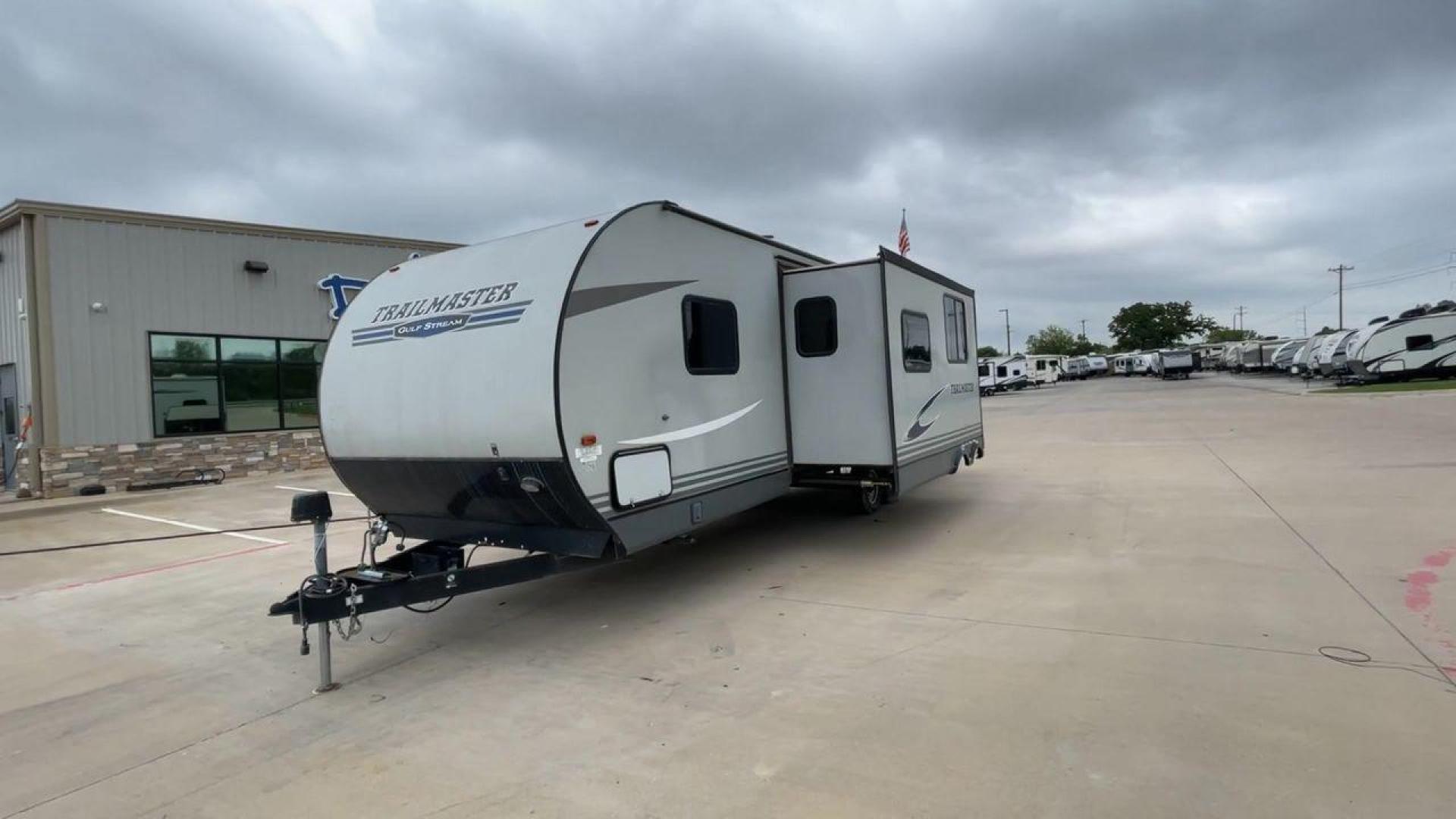 2020 WHITE GULFSTREAM TRAILMASTER 301TB (1NL1G3425L1) , Length: 34.08 ft. | Dry Weight: 6,845 lbs. | Slides: 1 transmission, located at 4319 N Main St, Cleburne, TX, 76033, (817) 678-5133, 32.385960, -97.391212 - This 2020 Gulf Stream Trailmaster 301TB travel trailer measures 34.01 feet. There are two axles with steel wheels and electric drum brakes. Its dry weight is 6,845 lbs, its payload is 2,840 lbs, and its hitch is 885 lbs. The aluminum walls are painted gray with white and dark gray graphics. The 13,5 - Photo#5