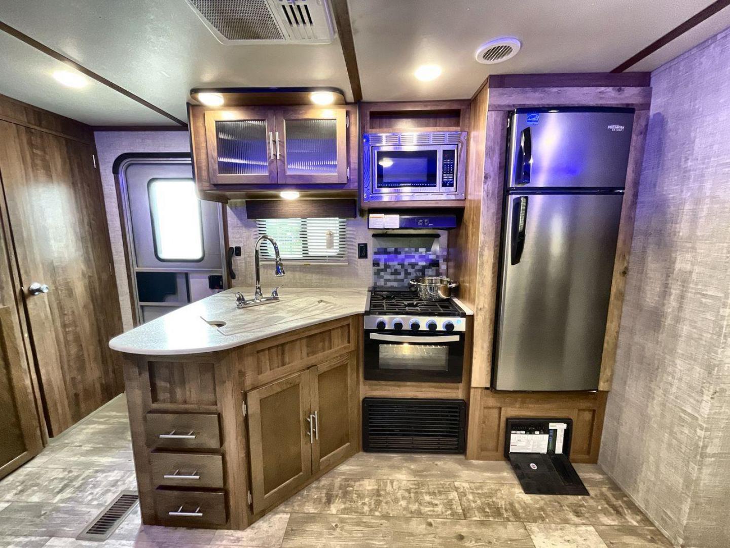 2020 WHITE GULFSTREAM TRAILMASTER 301TB (1NL1G3425L1) , Length: 34.08 ft. | Dry Weight: 6,845 lbs. | Slides: 1 transmission, located at 4319 N Main St, Cleburne, TX, 76033, (817) 678-5133, 32.385960, -97.391212 - This 2020 Gulf Stream Trailmaster 301TB travel trailer measures 34.01 feet. There are two axles with steel wheels and electric drum brakes. Its dry weight is 6,845 lbs, its payload is 2,840 lbs, and its hitch is 885 lbs. The aluminum walls are painted gray with white and dark gray graphics. The 13,5 - Photo#10