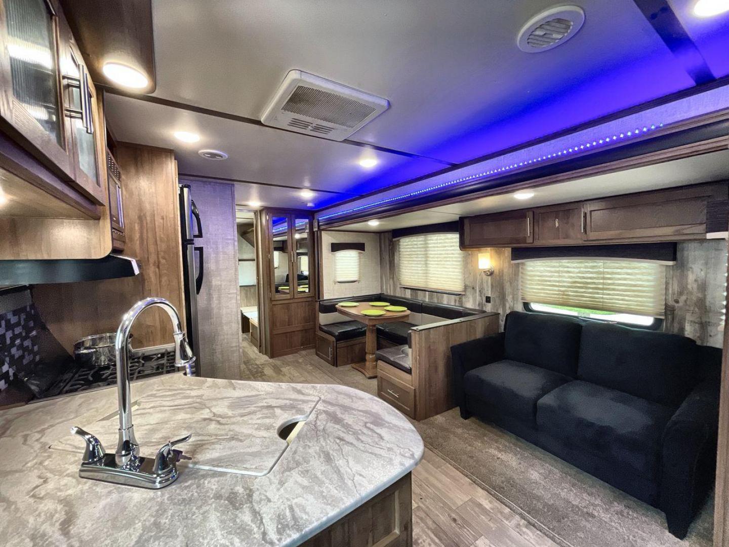 2020 WHITE GULFSTREAM TRAILMASTER 301TB (1NL1G3425L1) , Length: 34.08 ft. | Dry Weight: 6,845 lbs. | Slides: 1 transmission, located at 4319 N Main St, Cleburne, TX, 76033, (817) 678-5133, 32.385960, -97.391212 - This 2020 Gulf Stream Trailmaster 301TB travel trailer measures 34.01 feet. There are two axles with steel wheels and electric drum brakes. Its dry weight is 6,845 lbs, its payload is 2,840 lbs, and its hitch is 885 lbs. The aluminum walls are painted gray with white and dark gray graphics. The 13,5 - Photo#12