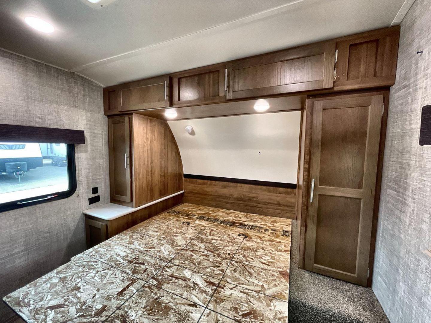 2020 WHITE GULFSTREAM TRAILMASTER 301TB (1NL1G3425L1) , Length: 34.08 ft. | Dry Weight: 6,845 lbs. | Slides: 1 transmission, located at 4319 N Main St, Cleburne, TX, 76033, (817) 678-5133, 32.385960, -97.391212 - This 2020 Gulf Stream Trailmaster 301TB travel trailer measures 34.01 feet. There are two axles with steel wheels and electric drum brakes. Its dry weight is 6,845 lbs, its payload is 2,840 lbs, and its hitch is 885 lbs. The aluminum walls are painted gray with white and dark gray graphics. The 13,5 - Photo#17