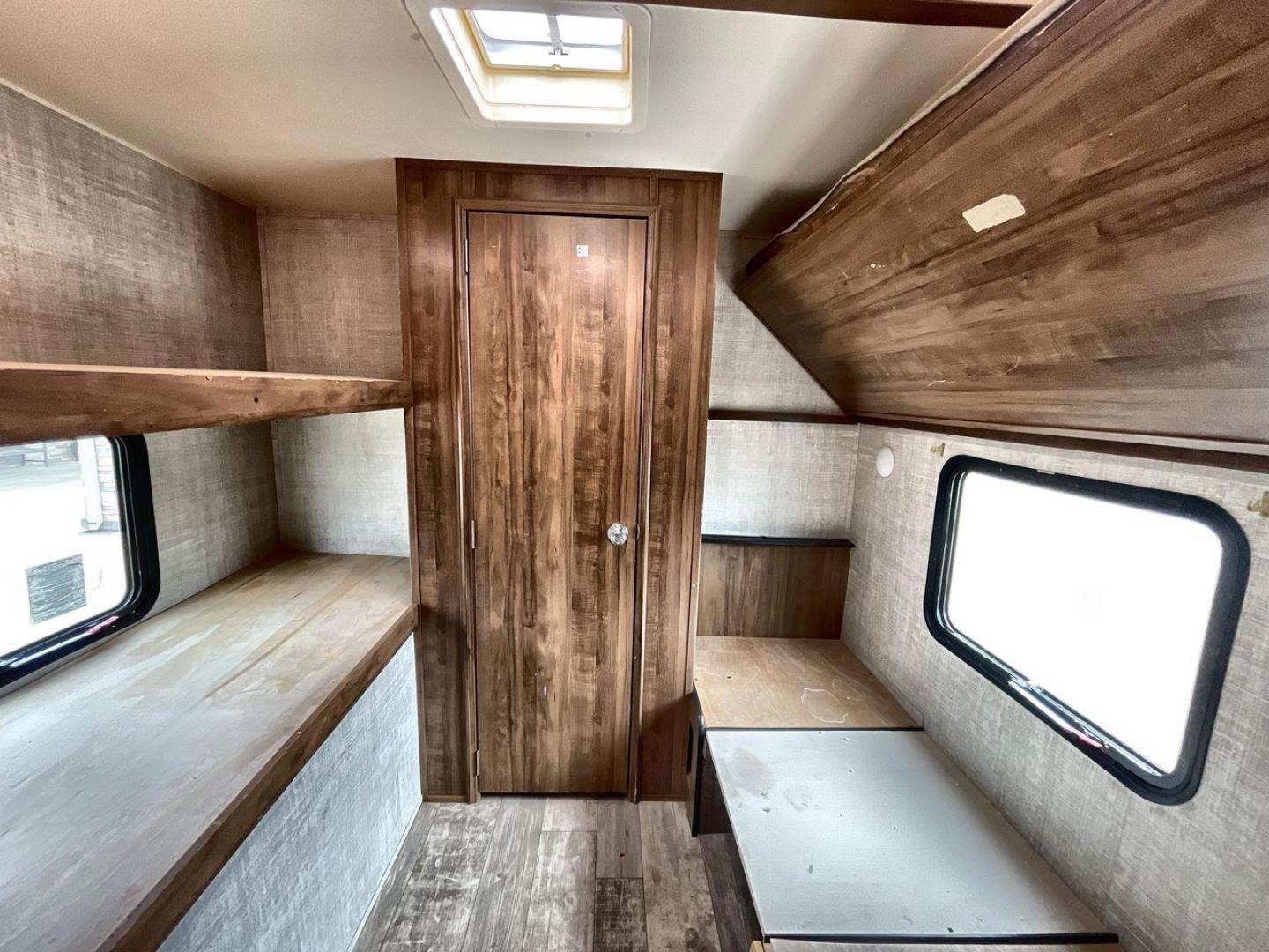 2020 WHITE GULFSTREAM TRAILMASTER 301TB (1NL1G3425L1) , Length: 34.08 ft. | Dry Weight: 6,845 lbs. | Slides: 1 transmission, located at 4319 N Main St, Cleburne, TX, 76033, (817) 678-5133, 32.385960, -97.391212 - This 2020 Gulf Stream Trailmaster 301TB travel trailer measures 34.01 feet. There are two axles with steel wheels and electric drum brakes. Its dry weight is 6,845 lbs, its payload is 2,840 lbs, and its hitch is 885 lbs. The aluminum walls are painted gray with white and dark gray graphics. The 13,5 - Photo#19