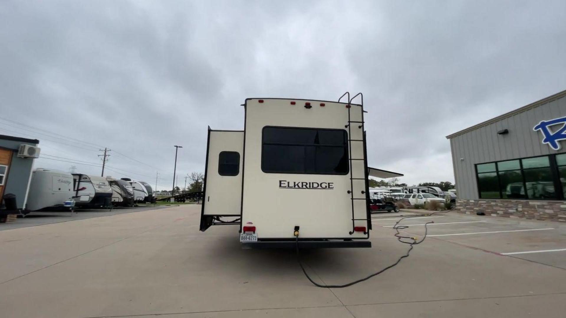 2020 HEARTLAND ELKRIDGE 31RLK (5SFRG3620LE) , Length: 34.92 ft | Dry Weight: 10,940 lbs. | Gross Weight: 13,500 lbs. | Slides: 3 transmission, located at 4319 N Main St, Cleburne, TX, 76033, (817) 678-5133, 32.385960, -97.391212 - The 2020 Heartland Elkridge 31RLK is a remarkable fifth wheel that exemplifies comfort and luxury for your travels. With a length perfectly balanced at 31 feet, this model offers an ideal combination of spacious living and ease of towing. It boasts a thoughtfully designed interior with features that - Photo#8