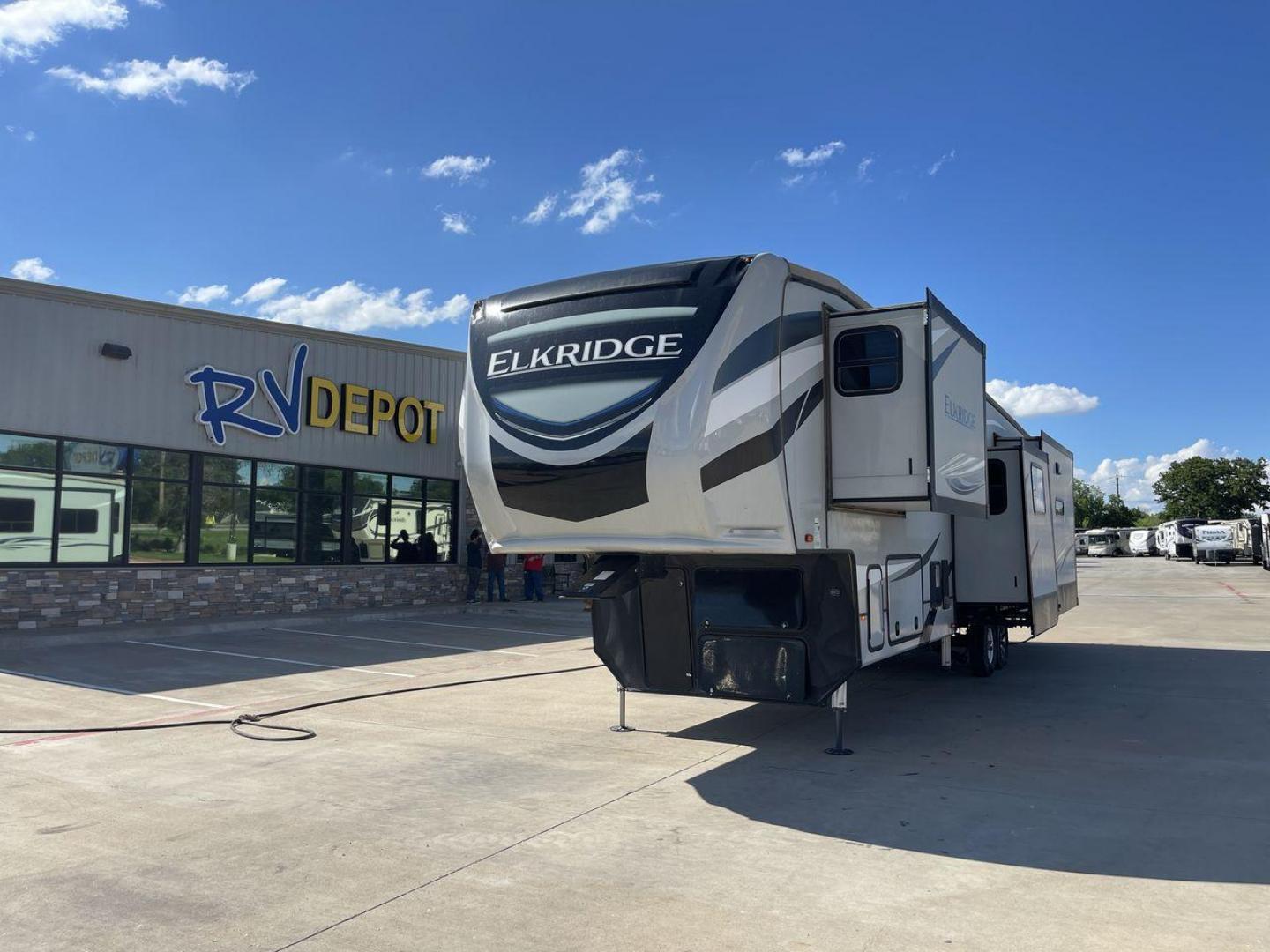 2020 HEARTLAND ELKRIDGE 38MB (5SFRG4329LE) , Length: 41.42 ft | Dry Weight: 13,210 lbs | Gross Weight: 16,000 lbs | Slides: 4 transmission, located at 4319 N Main St, Cleburne, TX, 76033, (817) 678-5133, 32.385960, -97.391212 - Discover unparalleled luxury and comfort with the 2020 Heartland Elkridge 38MB, a fifth wheel designed to elevate your camping experience. Perfect for families or groups, this model offers a versatile and spacious layout that feels like home on the road. This unit measures 41.42 ft in length, 8 ft i - Photo#0