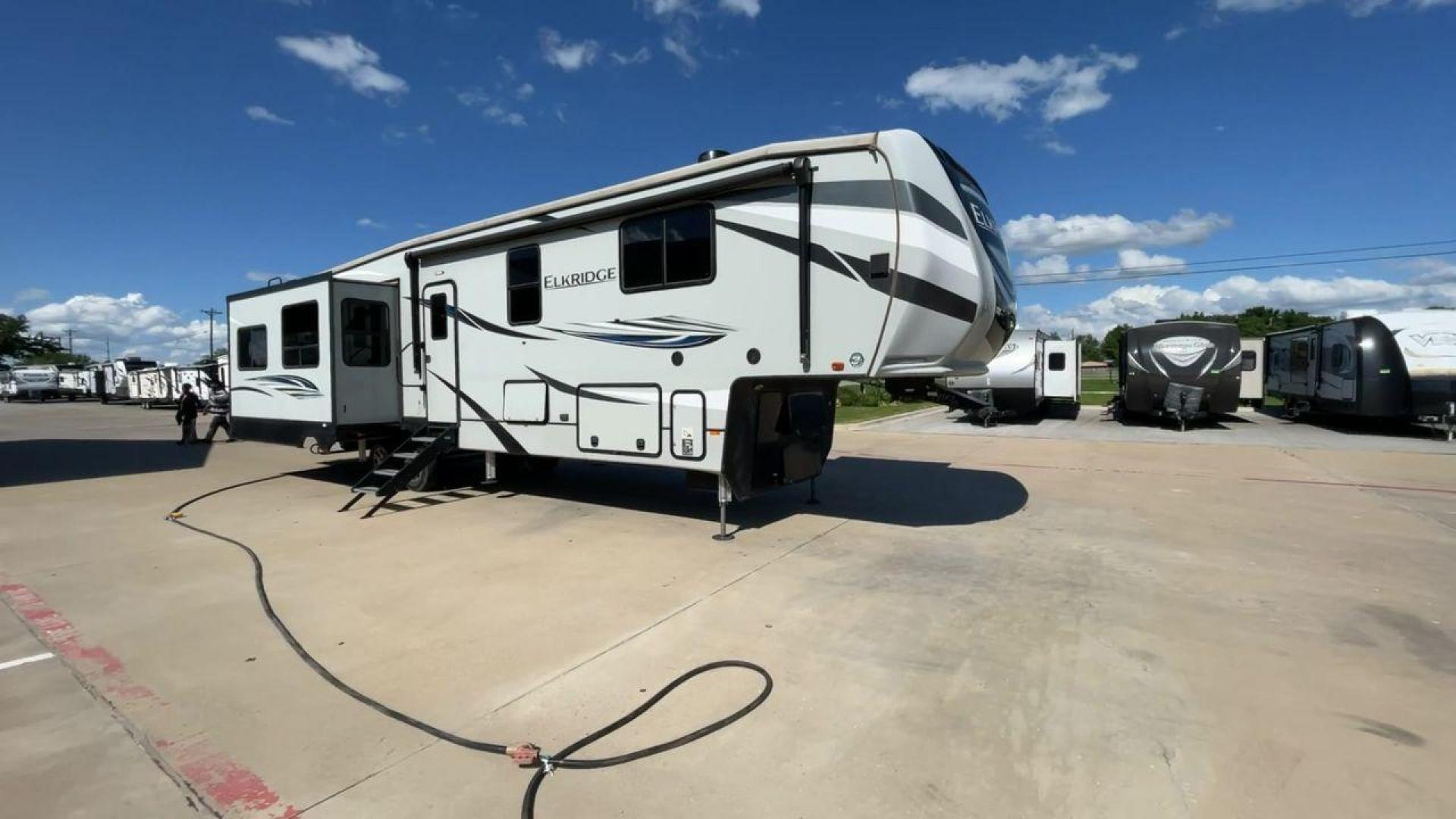 2020 HEARTLAND ELKRIDGE 38MB (5SFRG4329LE) , Length: 41.42 ft | Dry Weight: 13,210 lbs | Gross Weight: 16,000 lbs | Slides: 4 transmission, located at 4319 N Main St, Cleburne, TX, 76033, (817) 678-5133, 32.385960, -97.391212 - Discover unparalleled luxury and comfort with the 2020 Heartland Elkridge 38MB, a fifth wheel designed to elevate your camping experience. Perfect for families or groups, this model offers a versatile and spacious layout that feels like home on the road. This unit measures 41.42 ft in length, 8 ft i - Photo#3