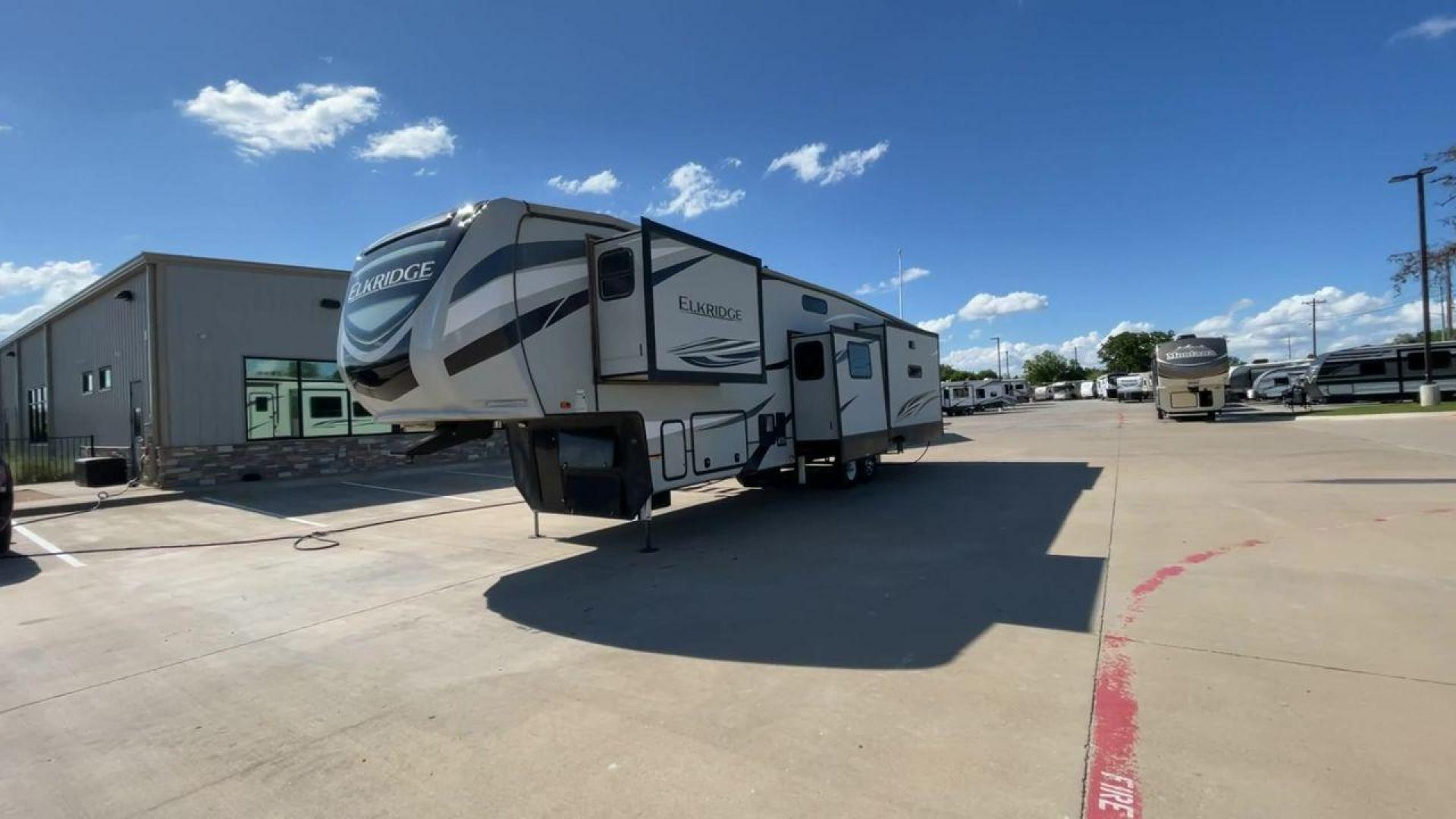 2020 HEARTLAND ELKRIDGE 38MB (5SFRG4329LE) , Length: 41.42 ft | Dry Weight: 13,210 lbs | Gross Weight: 16,000 lbs | Slides: 4 transmission, located at 4319 N Main St, Cleburne, TX, 76033, (817) 678-5133, 32.385960, -97.391212 - Discover unparalleled luxury and comfort with the 2020 Heartland Elkridge 38MB, a fifth wheel designed to elevate your camping experience. Perfect for families or groups, this model offers a versatile and spacious layout that feels like home on the road. This unit measures 41.42 ft in length, 8 ft i - Photo#5