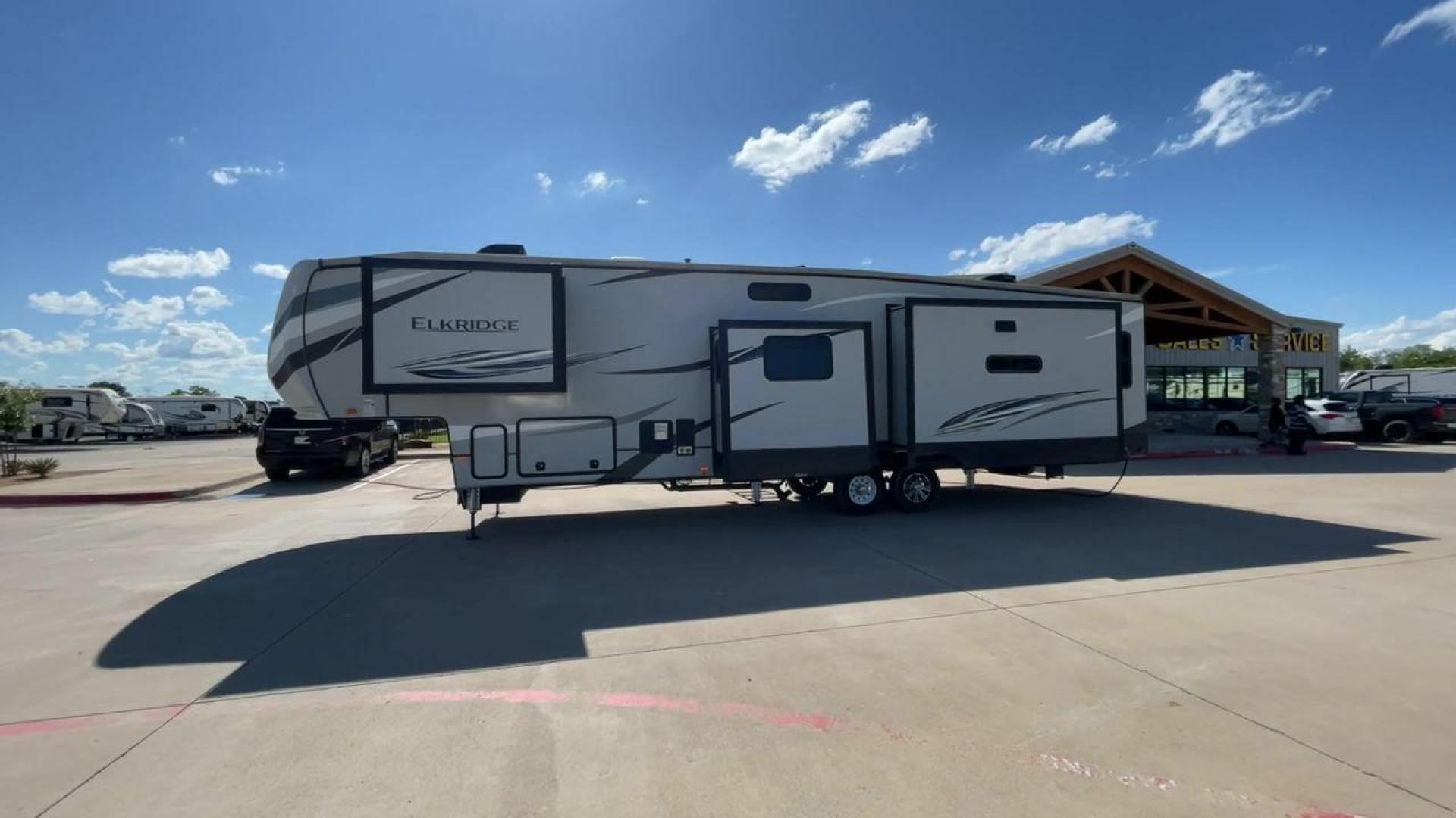 2020 HEARTLAND ELKRIDGE 38MB (5SFRG4329LE) , Length: 41.42 ft | Dry Weight: 13,210 lbs | Gross Weight: 16,000 lbs | Slides: 4 transmission, located at 4319 N Main St, Cleburne, TX, 76033, (817) 678-5133, 32.385960, -97.391212 - Discover unparalleled luxury and comfort with the 2020 Heartland Elkridge 38MB, a fifth wheel designed to elevate your camping experience. Perfect for families or groups, this model offers a versatile and spacious layout that feels like home on the road. This unit measures 41.42 ft in length, 8 ft i - Photo#6