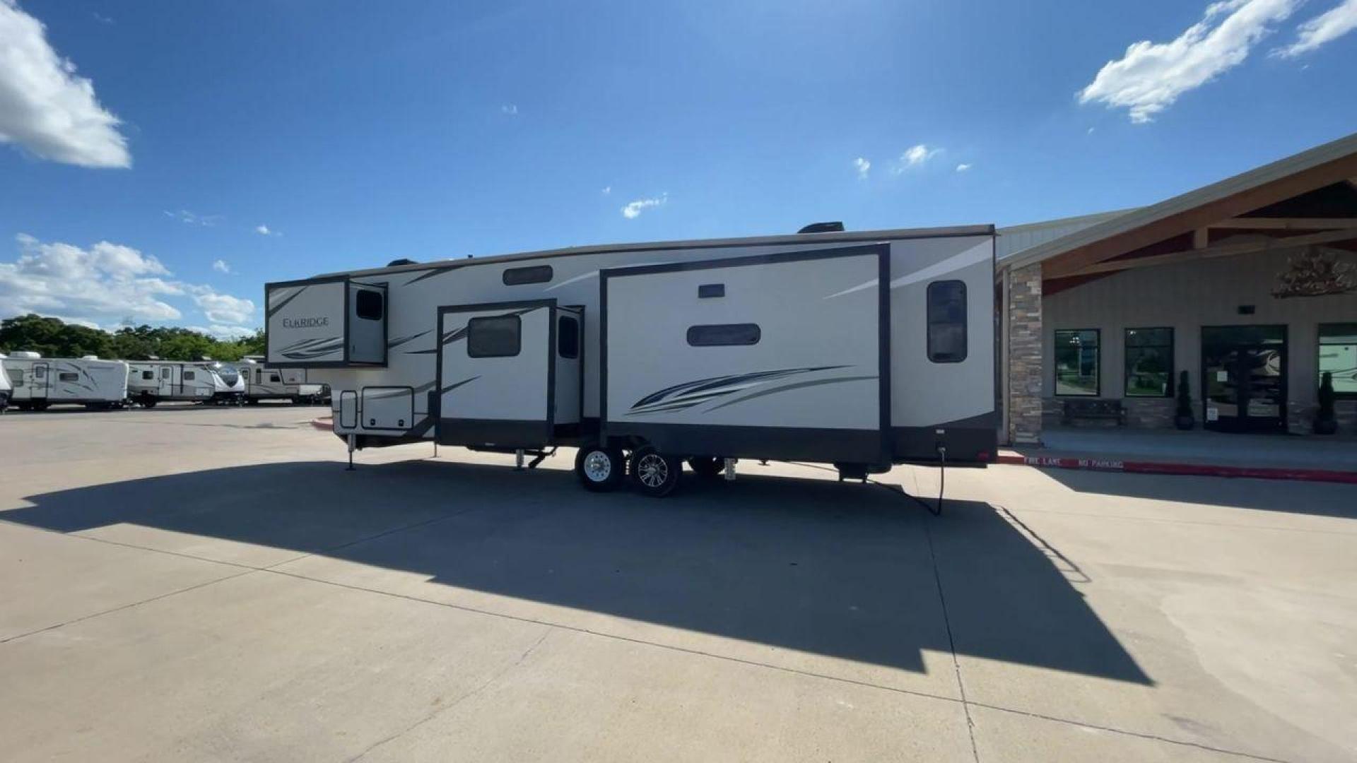 2020 HEARTLAND ELKRIDGE 38MB (5SFRG4329LE) , Length: 41.42 ft | Dry Weight: 13,210 lbs | Gross Weight: 16,000 lbs | Slides: 4 transmission, located at 4319 N Main St, Cleburne, TX, 76033, (817) 678-5133, 32.385960, -97.391212 - Discover unparalleled luxury and comfort with the 2020 Heartland Elkridge 38MB, a fifth wheel designed to elevate your camping experience. Perfect for families or groups, this model offers a versatile and spacious layout that feels like home on the road. This unit measures 41.42 ft in length, 8 ft i - Photo#7