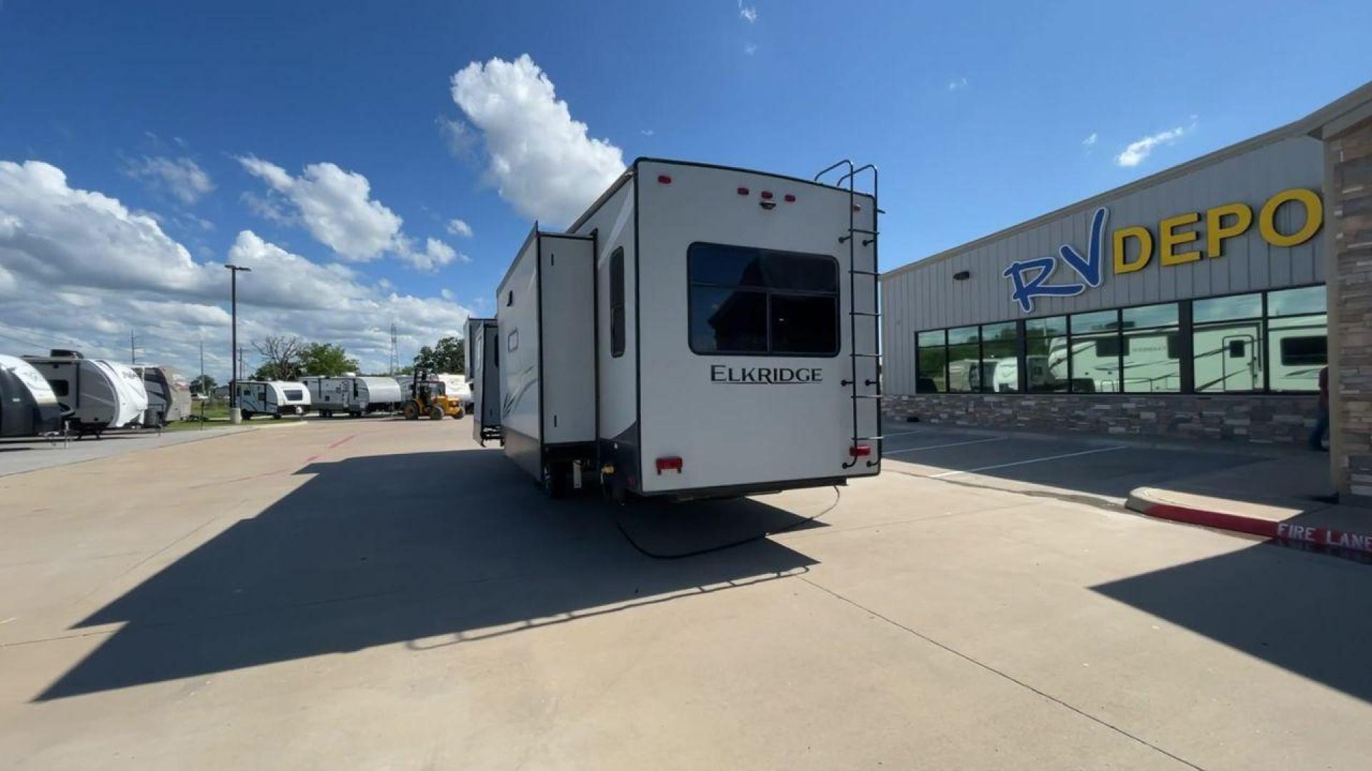 2020 HEARTLAND ELKRIDGE 38MB (5SFRG4329LE) , Length: 41.42 ft | Dry Weight: 13,210 lbs | Gross Weight: 16,000 lbs | Slides: 4 transmission, located at 4319 N Main St, Cleburne, TX, 76033, (817) 678-5133, 32.385960, -97.391212 - Discover unparalleled luxury and comfort with the 2020 Heartland Elkridge 38MB, a fifth wheel designed to elevate your camping experience. Perfect for families or groups, this model offers a versatile and spacious layout that feels like home on the road. This unit measures 41.42 ft in length, 8 ft i - Photo#8