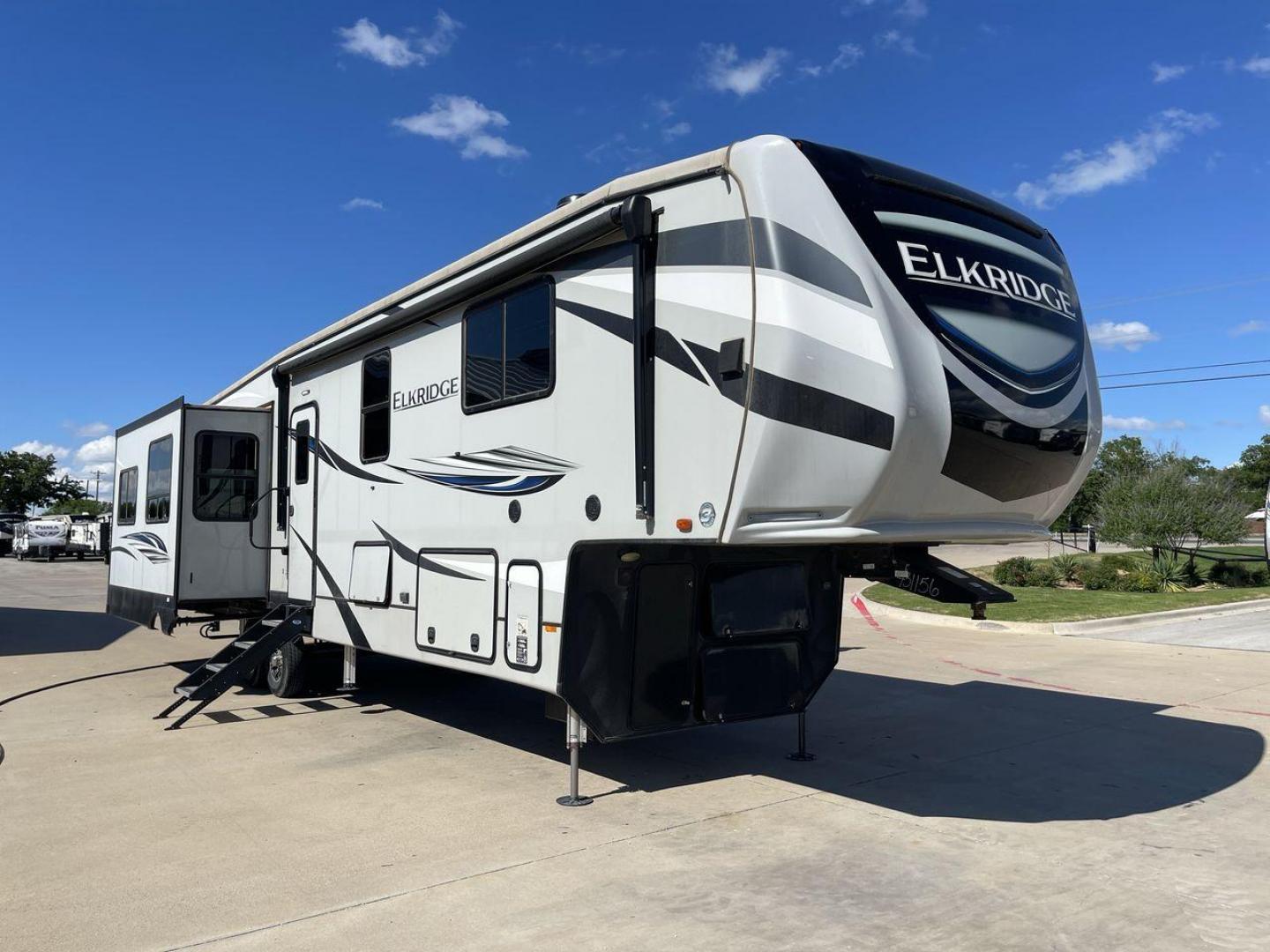 2020 HEARTLAND ELKRIDGE 38MB (5SFRG4329LE) , Length: 41.42 ft | Dry Weight: 13,210 lbs | Gross Weight: 16,000 lbs | Slides: 4 transmission, located at 4319 N Main St, Cleburne, TX, 76033, (817) 678-5133, 32.385960, -97.391212 - Discover unparalleled luxury and comfort with the 2020 Heartland Elkridge 38MB, a fifth wheel designed to elevate your camping experience. Perfect for families or groups, this model offers a versatile and spacious layout that feels like home on the road. This unit measures 41.42 ft in length, 8 ft i - Photo#23