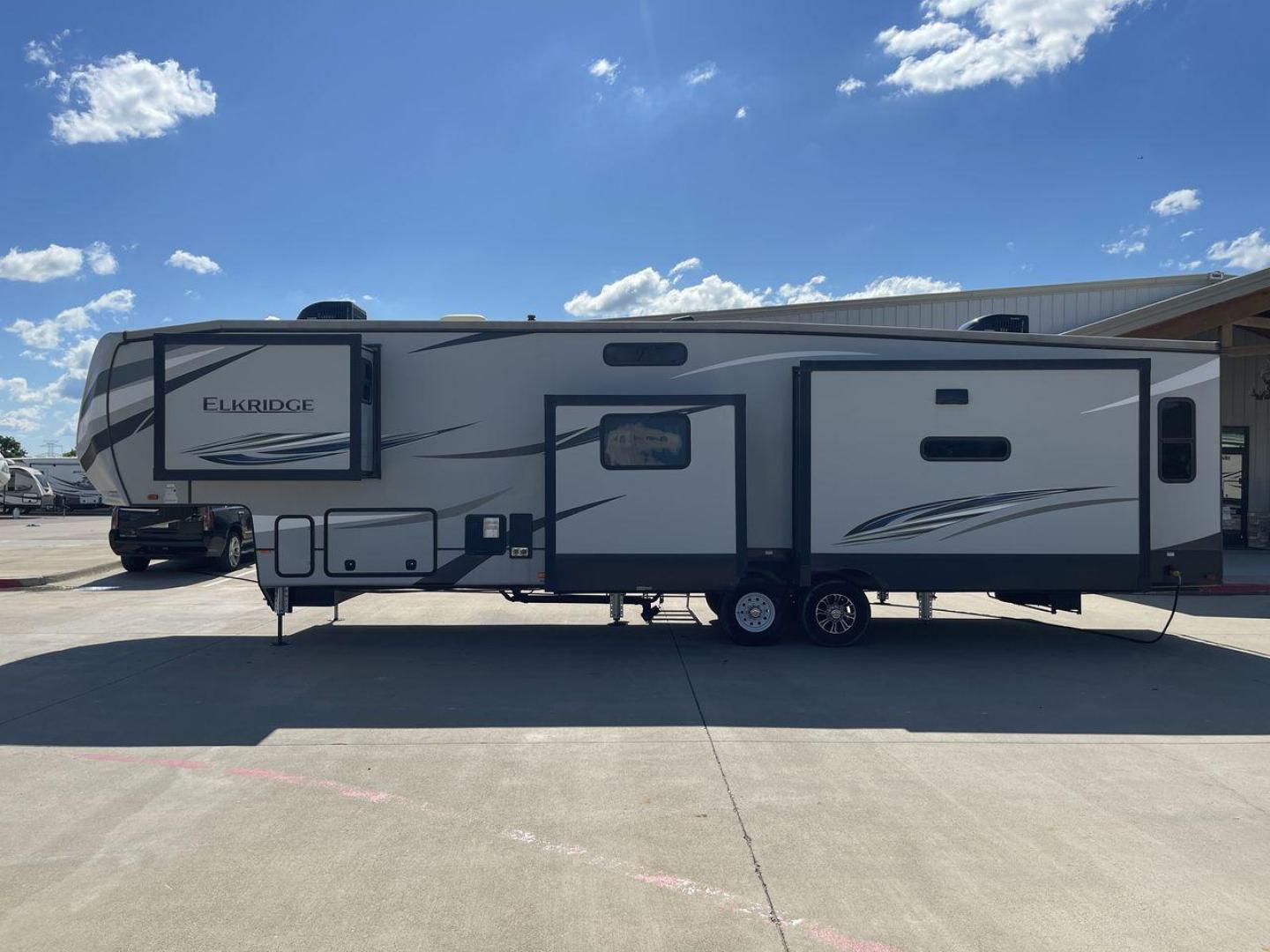 2020 HEARTLAND ELKRIDGE 38MB (5SFRG4329LE) , Length: 41.42 ft | Dry Weight: 13,210 lbs | Gross Weight: 16,000 lbs | Slides: 4 transmission, located at 4319 N Main St, Cleburne, TX, 76033, (817) 678-5133, 32.385960, -97.391212 - Discover unparalleled luxury and comfort with the 2020 Heartland Elkridge 38MB, a fifth wheel designed to elevate your camping experience. Perfect for families or groups, this model offers a versatile and spacious layout that feels like home on the road. This unit measures 41.42 ft in length, 8 ft i - Photo#24