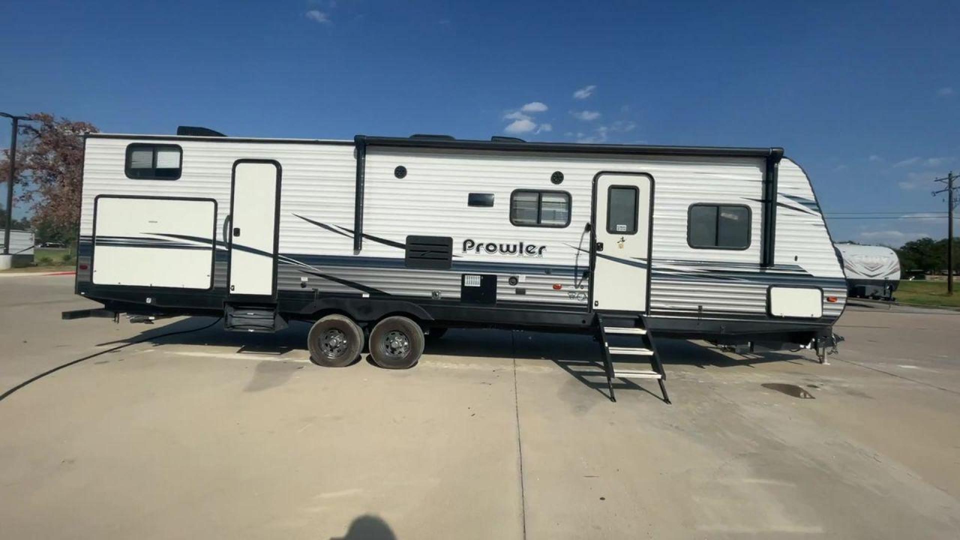 2020 WHITE HEARTLAND PROWLER 320BH (5SFPB3628LE) , Length: 36.33 ft. | Dry Weight: 7,980 lbs. | Gross Weight: 9,600 lbs. | Slides: 2 transmission, located at 4319 N Main St, Cleburne, TX, 76033, (817) 678-5133, 32.385960, -97.391212 - Photo#2