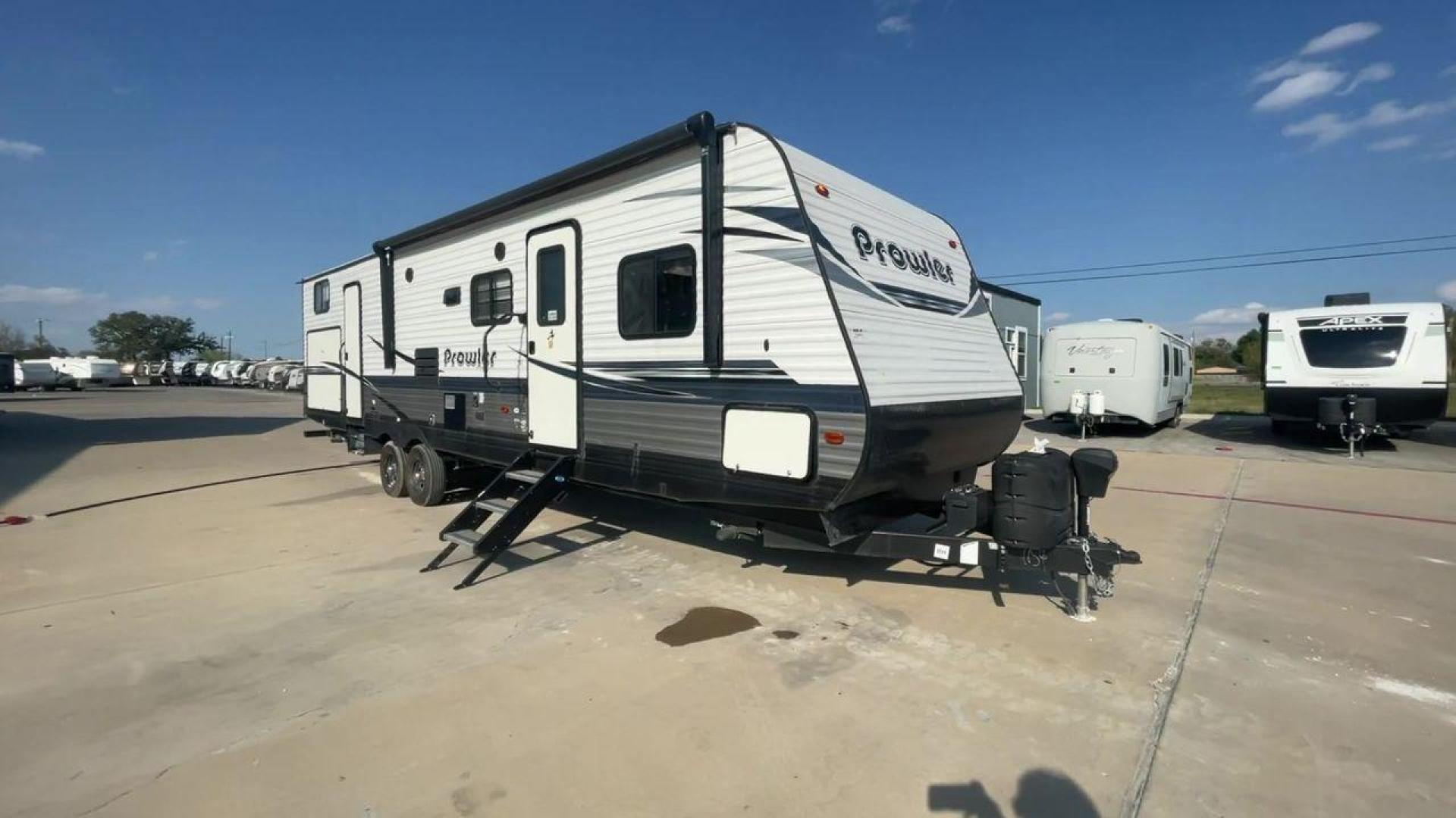 2020 WHITE HEARTLAND PROWLER 320BH (5SFPB3628LE) , Length: 36.33 ft. | Dry Weight: 7,980 lbs. | Gross Weight: 9,600 lbs. | Slides: 2 transmission, located at 4319 N Main St, Cleburne, TX, 76033, (817) 678-5133, 32.385960, -97.391212 - Photo#3