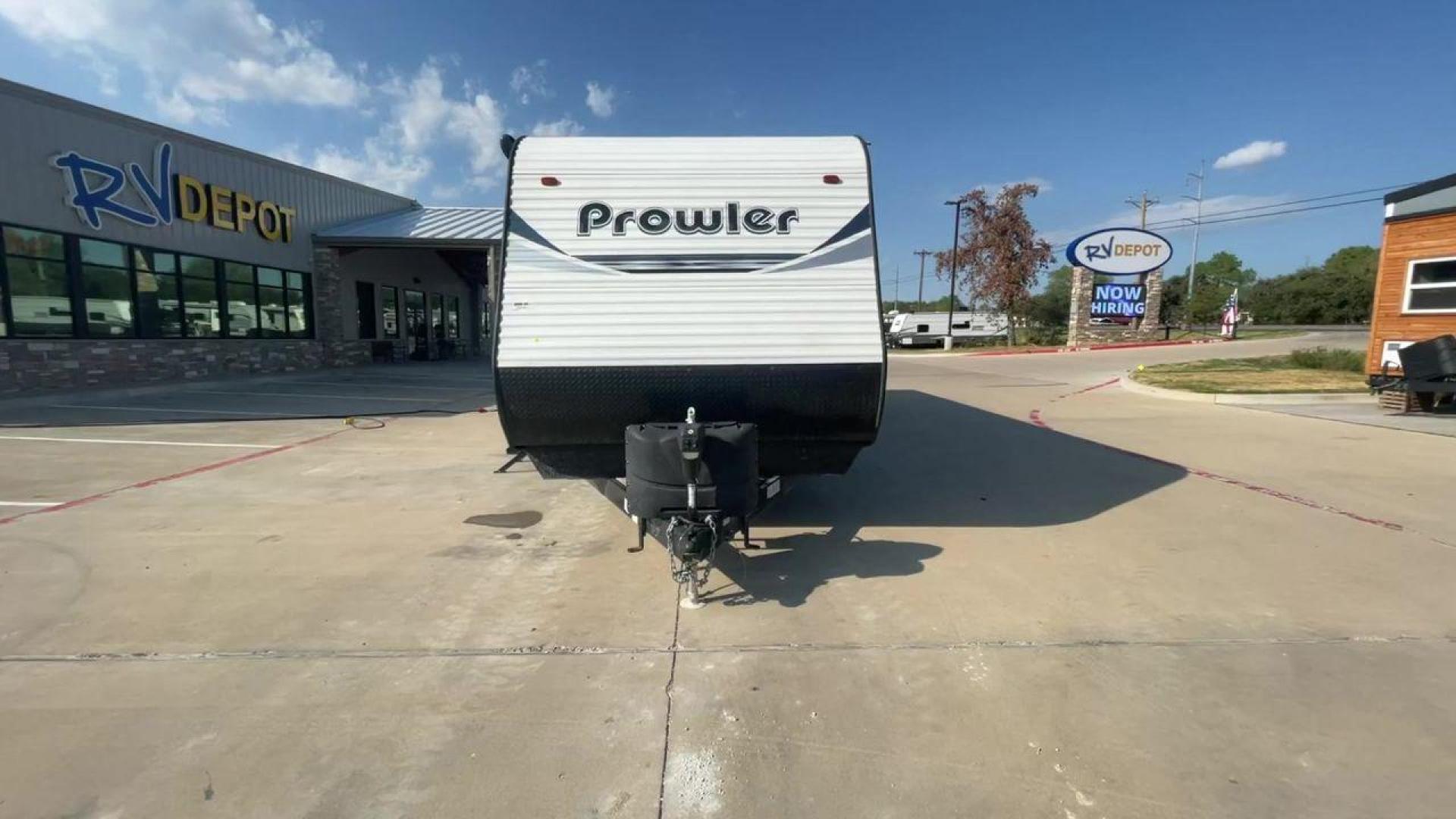 2020 WHITE HEARTLAND PROWLER 320BH (5SFPB3628LE) , Length: 36.33 ft. | Dry Weight: 7,980 lbs. | Gross Weight: 9,600 lbs. | Slides: 2 transmission, located at 4319 N Main St, Cleburne, TX, 76033, (817) 678-5133, 32.385960, -97.391212 - Photo#4