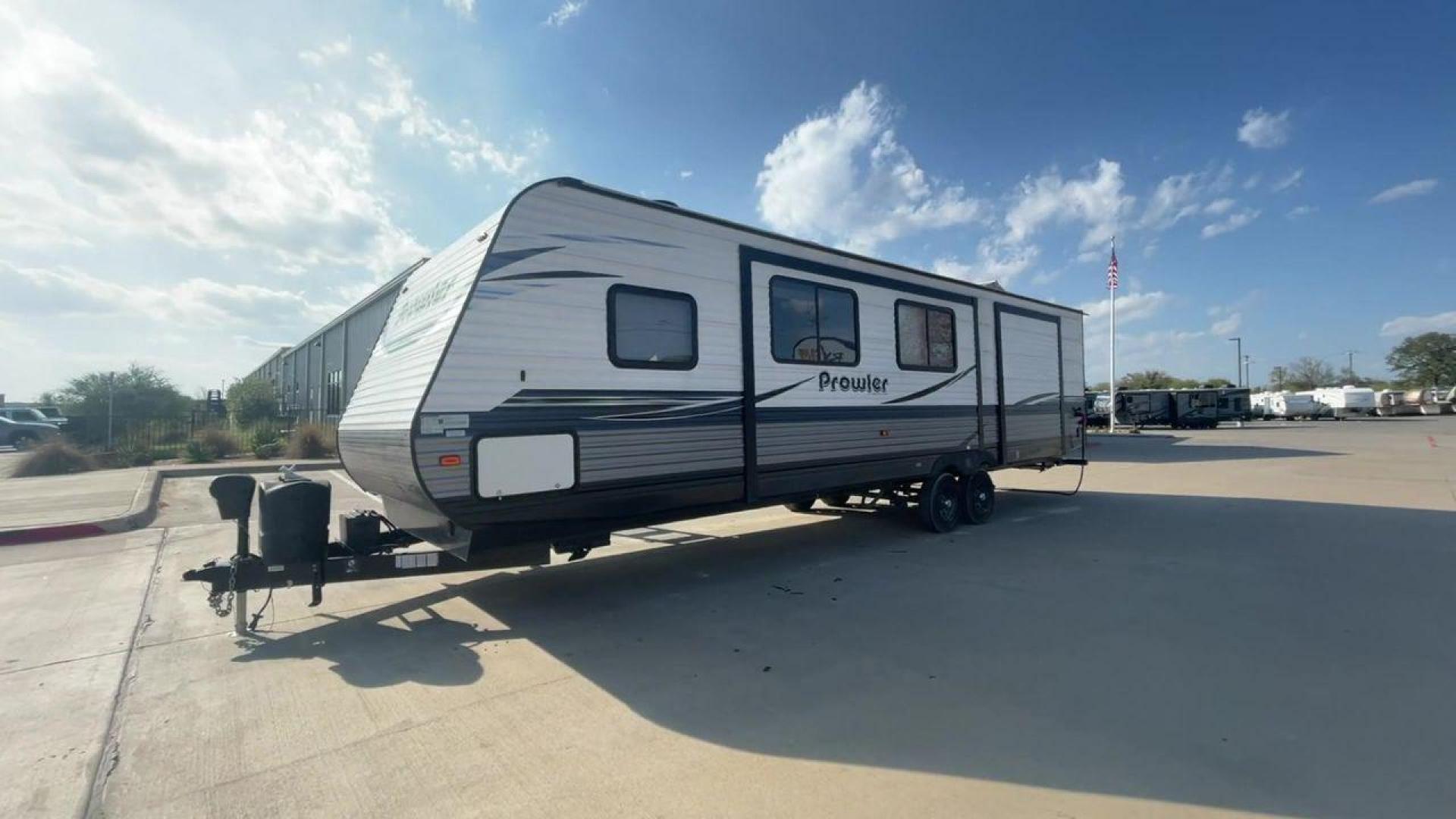 2020 WHITE HEARTLAND PROWLER 320BH (5SFPB3628LE) , Length: 36.33 ft. | Dry Weight: 7,980 lbs. | Gross Weight: 9,600 lbs. | Slides: 2 transmission, located at 4319 N Main St, Cleburne, TX, 76033, (817) 678-5133, 32.385960, -97.391212 - Photo#5