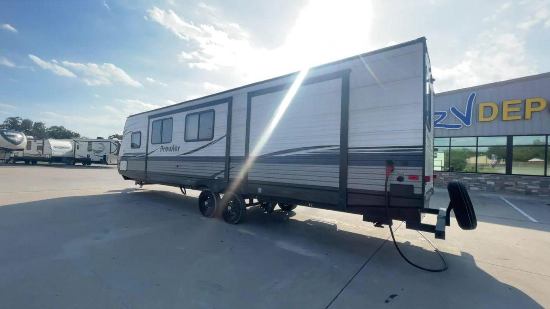 2020 WHITE HEARTLAND PROWLER 320BH (5SFPB3628LE) , Length: 36.33 ft. | Dry Weight: 7,980 lbs. | Gross Weight: 9,600 lbs. | Slides: 2 transmission, located at 4319 N Main St, Cleburne, TX, 76033, (817) 678-5133, 32.385960, -97.391212 - Photo#7