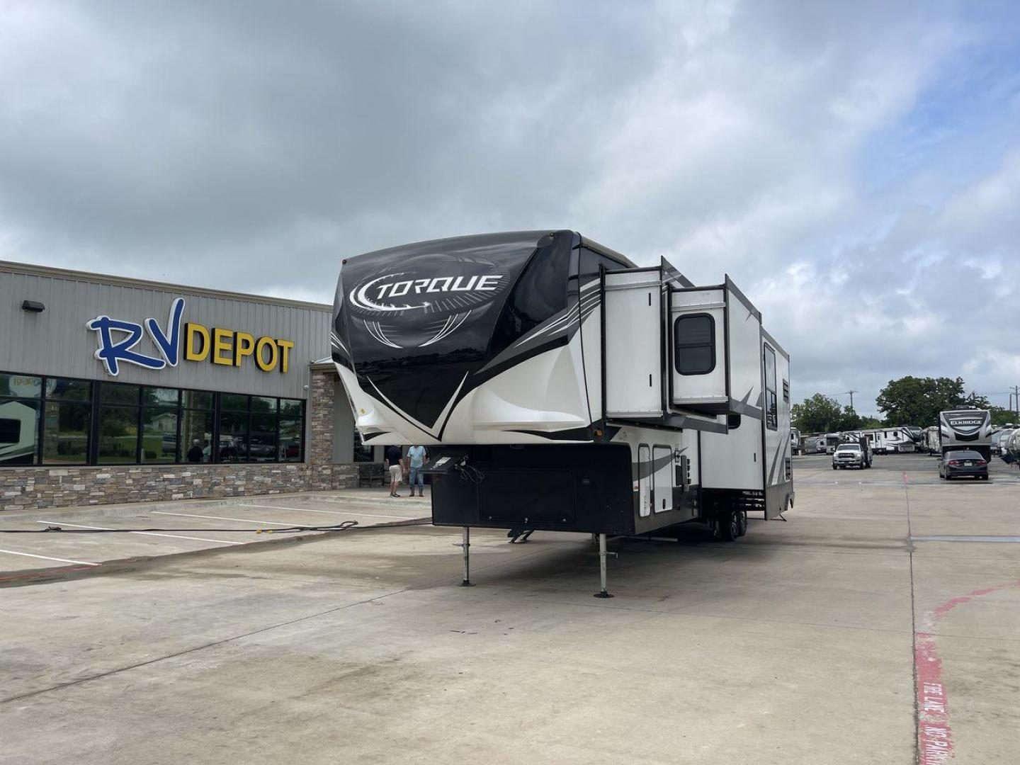 2020 HEARTLAND TORQUE 373 (5SFCG4422LE) , located at 4319 N Main St, Cleburne, TX, 76033, (817) 678-5133, 32.385960, -97.391212 - Photo#0