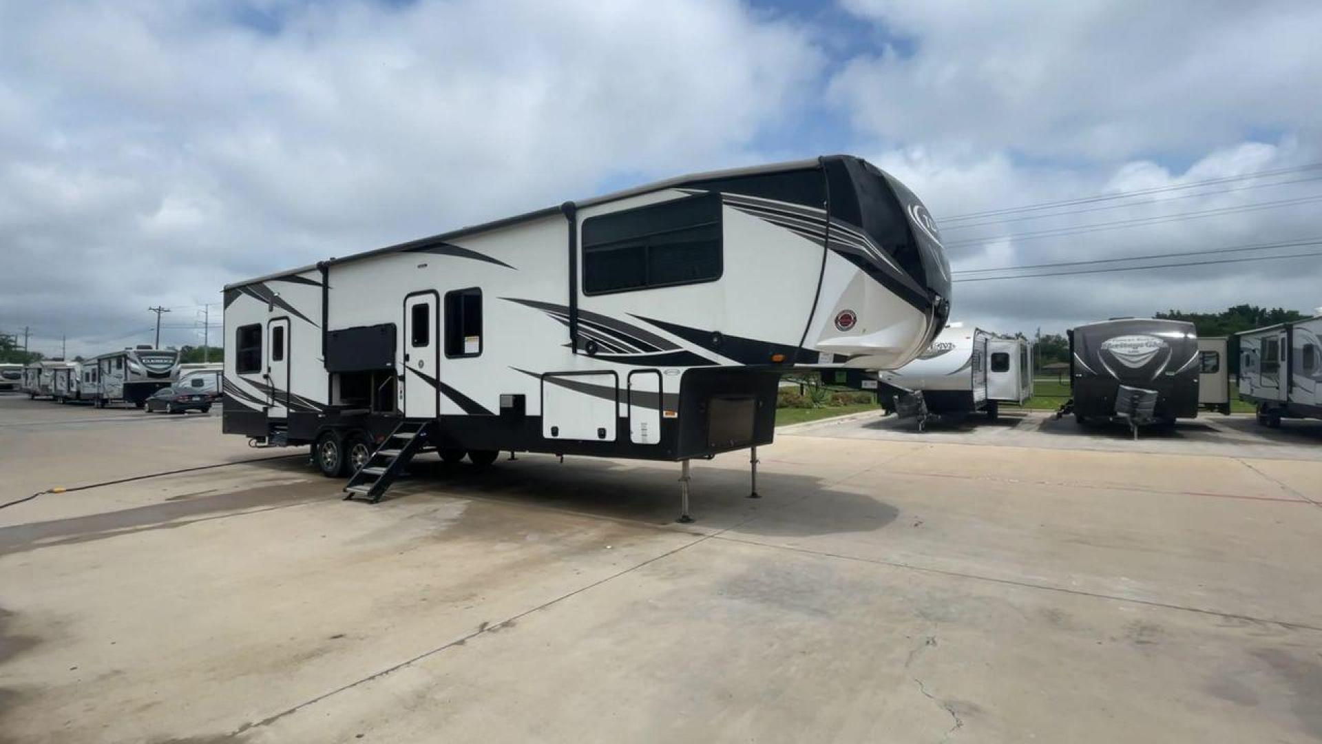 2020 HEARTLAND TORQUE 373 (5SFCG4422LE) , located at 4319 N Main St, Cleburne, TX, 76033, (817) 678-5133, 32.385960, -97.391212 - Photo#3