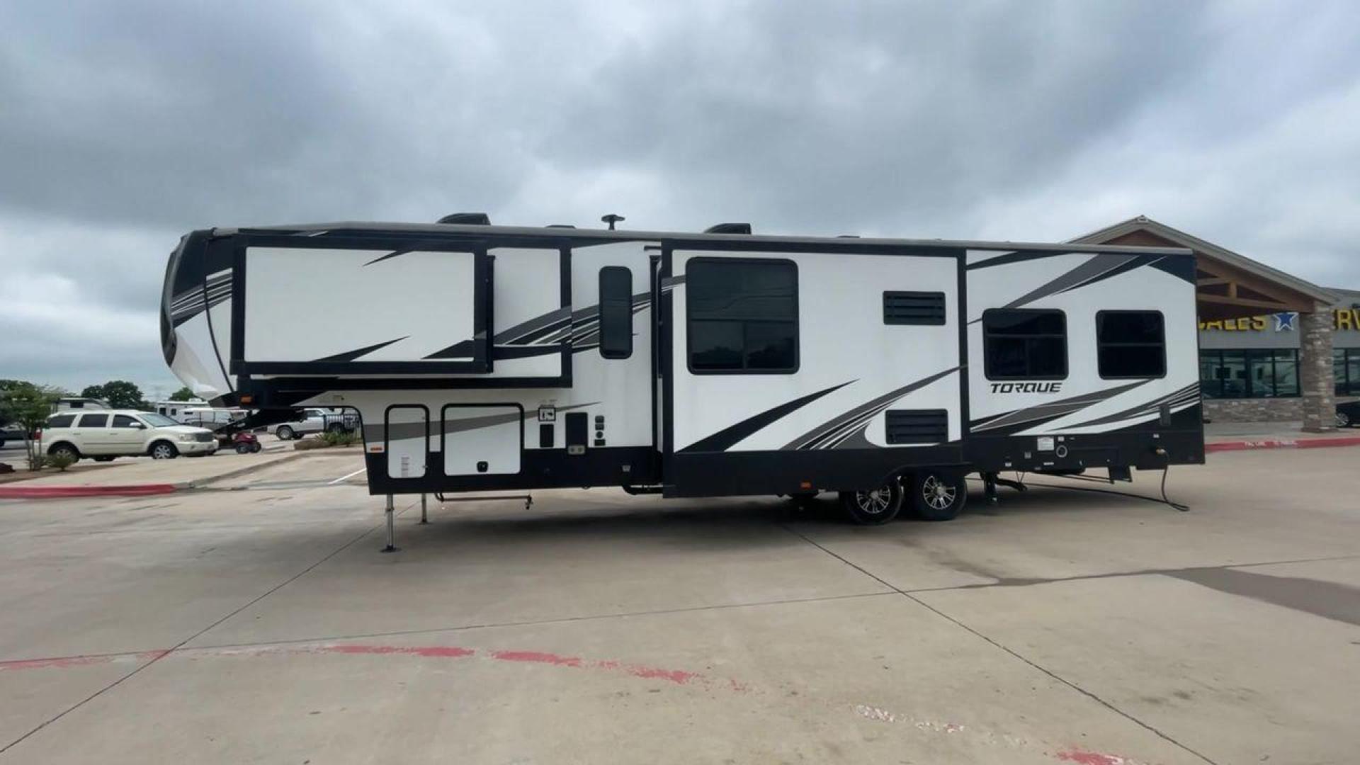 2020 HEARTLAND TORQUE 373 (5SFCG4422LE) , located at 4319 N Main St, Cleburne, TX, 76033, (817) 678-5133, 32.385960, -97.391212 - Photo#6