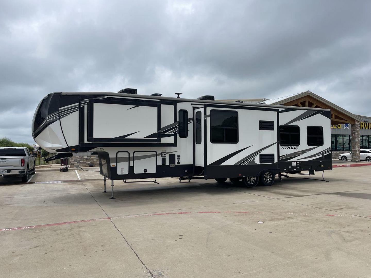 2020 HEARTLAND TORQUE 373 (5SFCG4422LE) , located at 4319 N Main St, Cleburne, TX, 76033, (817) 678-5133, 32.385960, -97.391212 - Photo#25