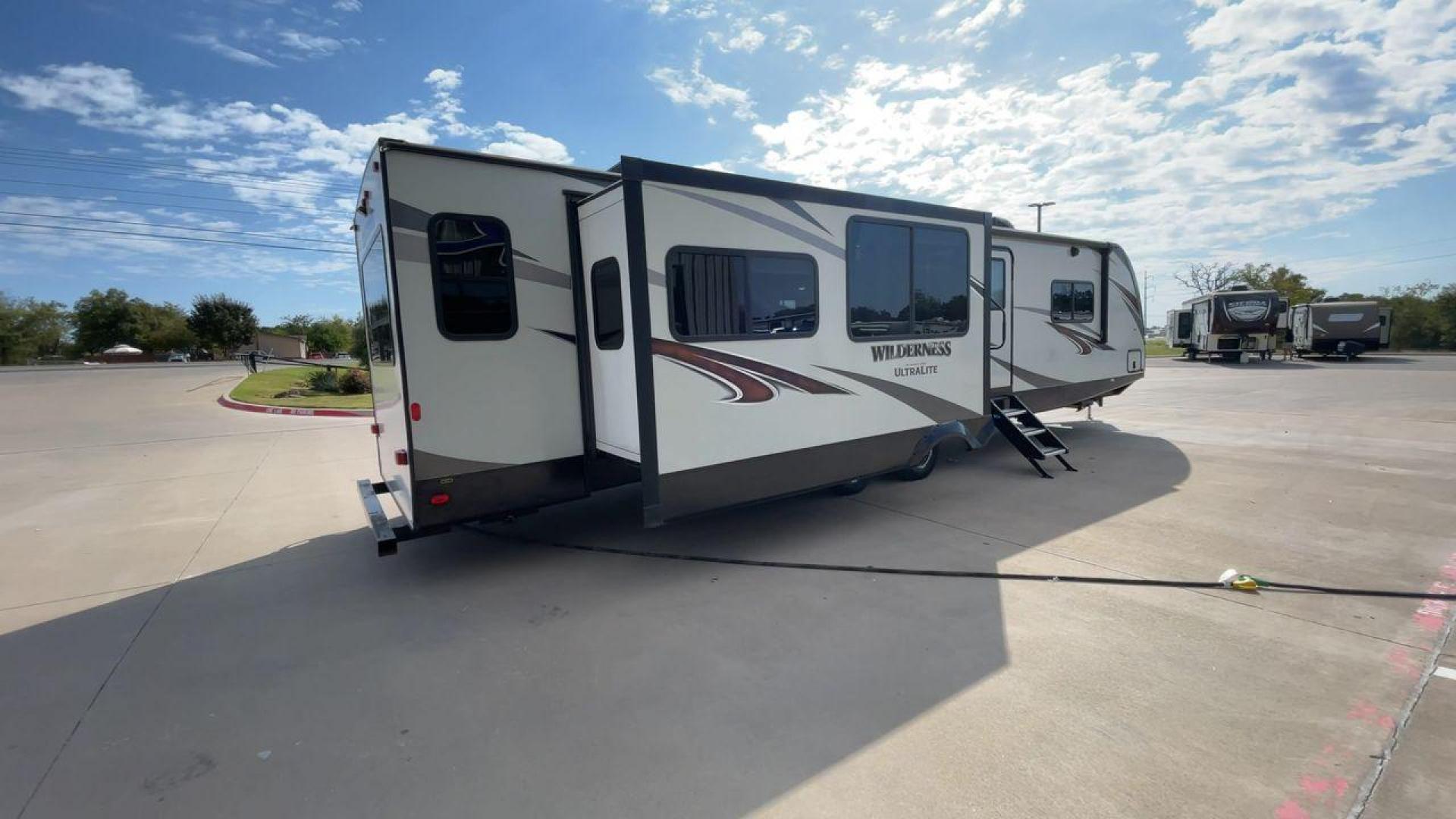 2020 HEARTLAND WILDERNESS 3375KL (5SFNB402XLE) , Length: 39.67 ft. | Dry Weight: 8,840 lbs. | Gross Weight: 9,900 lbs. | Slides: 3 transmission, located at 4319 N Main St, Cleburne, TX, 76033, (817) 678-5133, 32.385960, -97.391212 - Photo#1