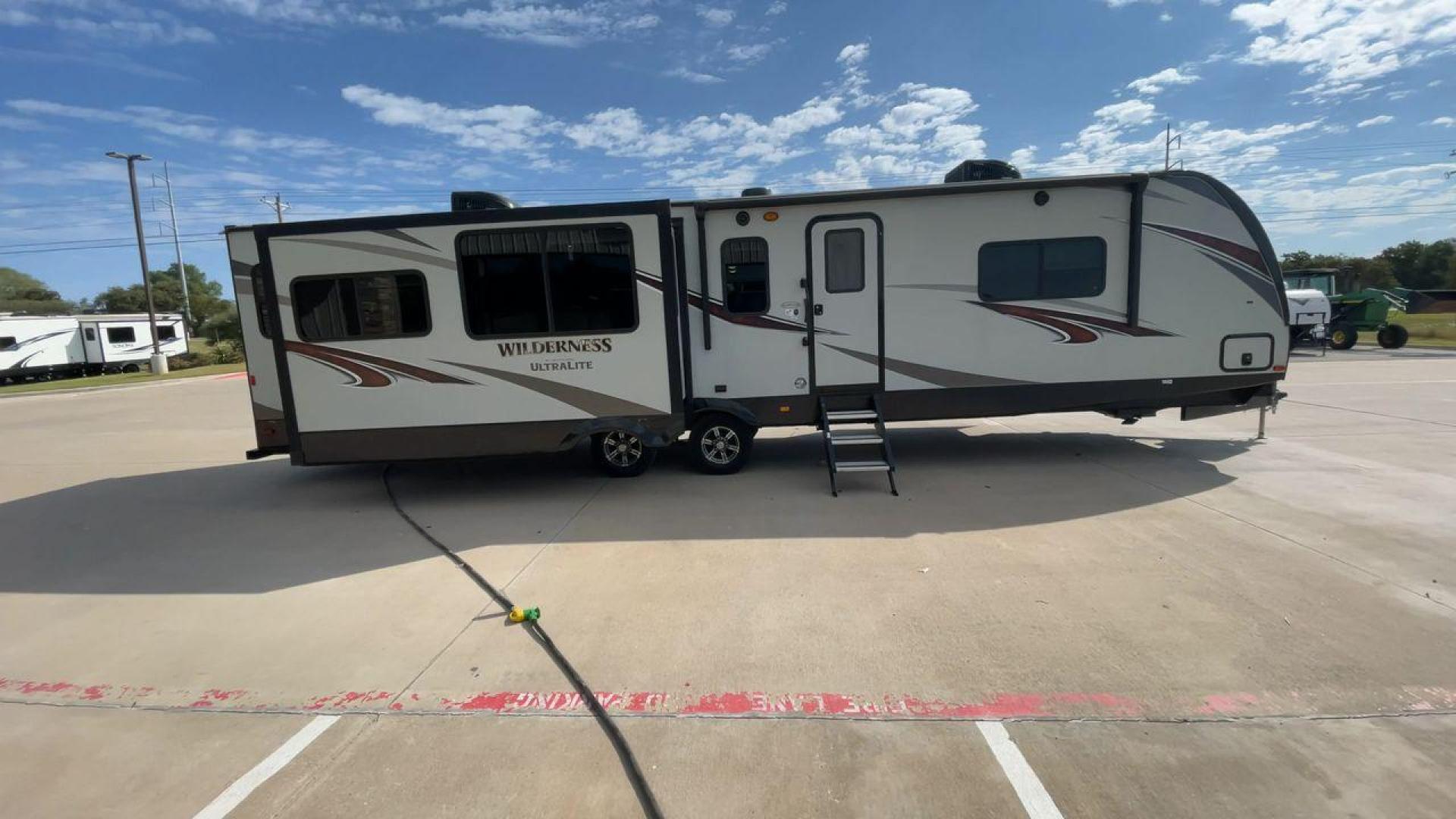 2020 HEARTLAND WILDERNESS 3375KL (5SFNB402XLE) , Length: 39.67 ft. | Dry Weight: 8,840 lbs. | Gross Weight: 9,900 lbs. | Slides: 3 transmission, located at 4319 N Main St, Cleburne, TX, 76033, (817) 678-5133, 32.385960, -97.391212 - Photo#2