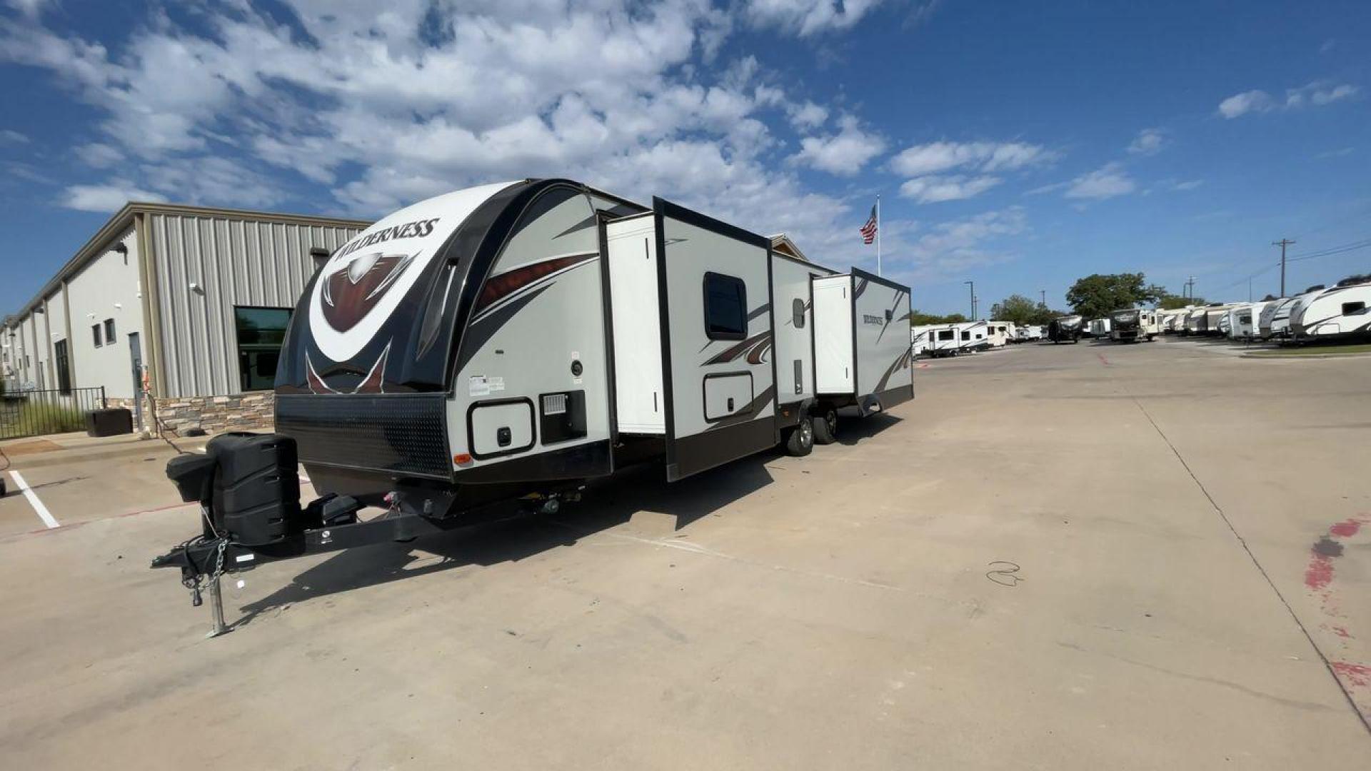 2020 HEARTLAND WILDERNESS 3375KL (5SFNB402XLE) , Length: 39.67 ft. | Dry Weight: 8,840 lbs. | Gross Weight: 9,900 lbs. | Slides: 3 transmission, located at 4319 N Main St, Cleburne, TX, 76033, (817) 678-5133, 32.385960, -97.391212 - Photo#5