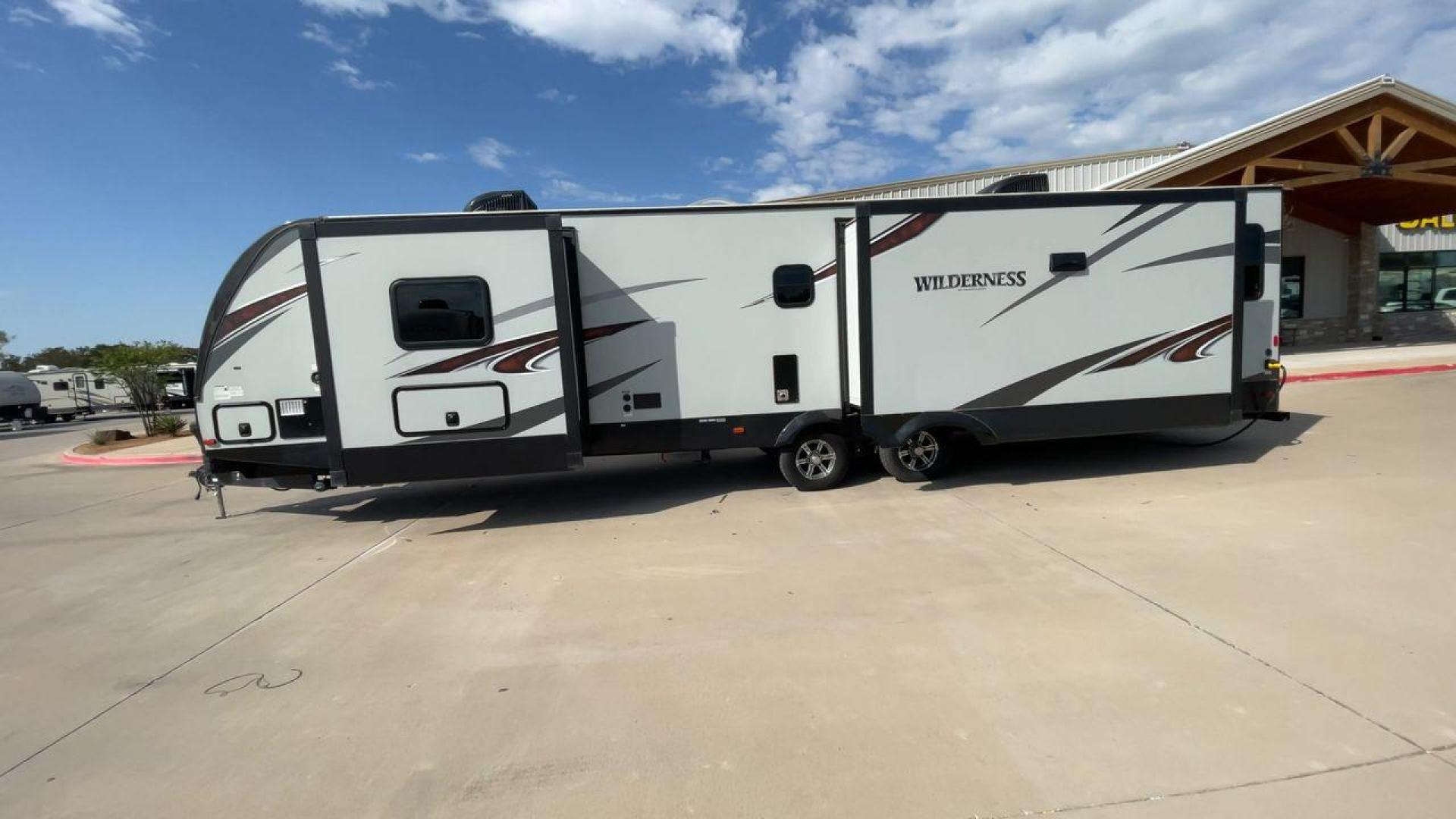 2020 HEARTLAND WILDERNESS 3375KL (5SFNB402XLE) , Length: 39.67 ft. | Dry Weight: 8,840 lbs. | Gross Weight: 9,900 lbs. | Slides: 3 transmission, located at 4319 N Main St, Cleburne, TX, 76033, (817) 678-5133, 32.385960, -97.391212 - Photo#6