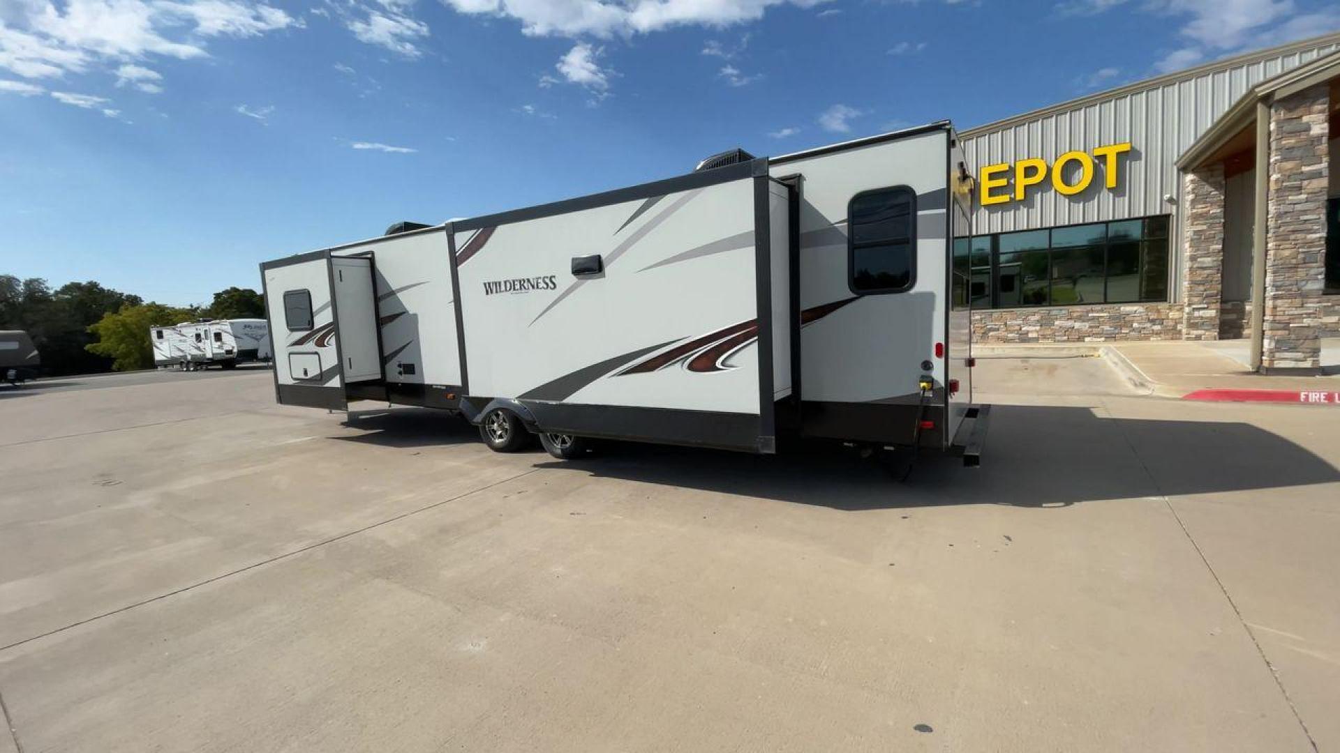 2020 HEARTLAND WILDERNESS 3375KL (5SFNB402XLE) , Length: 39.67 ft. | Dry Weight: 8,840 lbs. | Gross Weight: 9,900 lbs. | Slides: 3 transmission, located at 4319 N Main St, Cleburne, TX, 76033, (817) 678-5133, 32.385960, -97.391212 - Photo#7