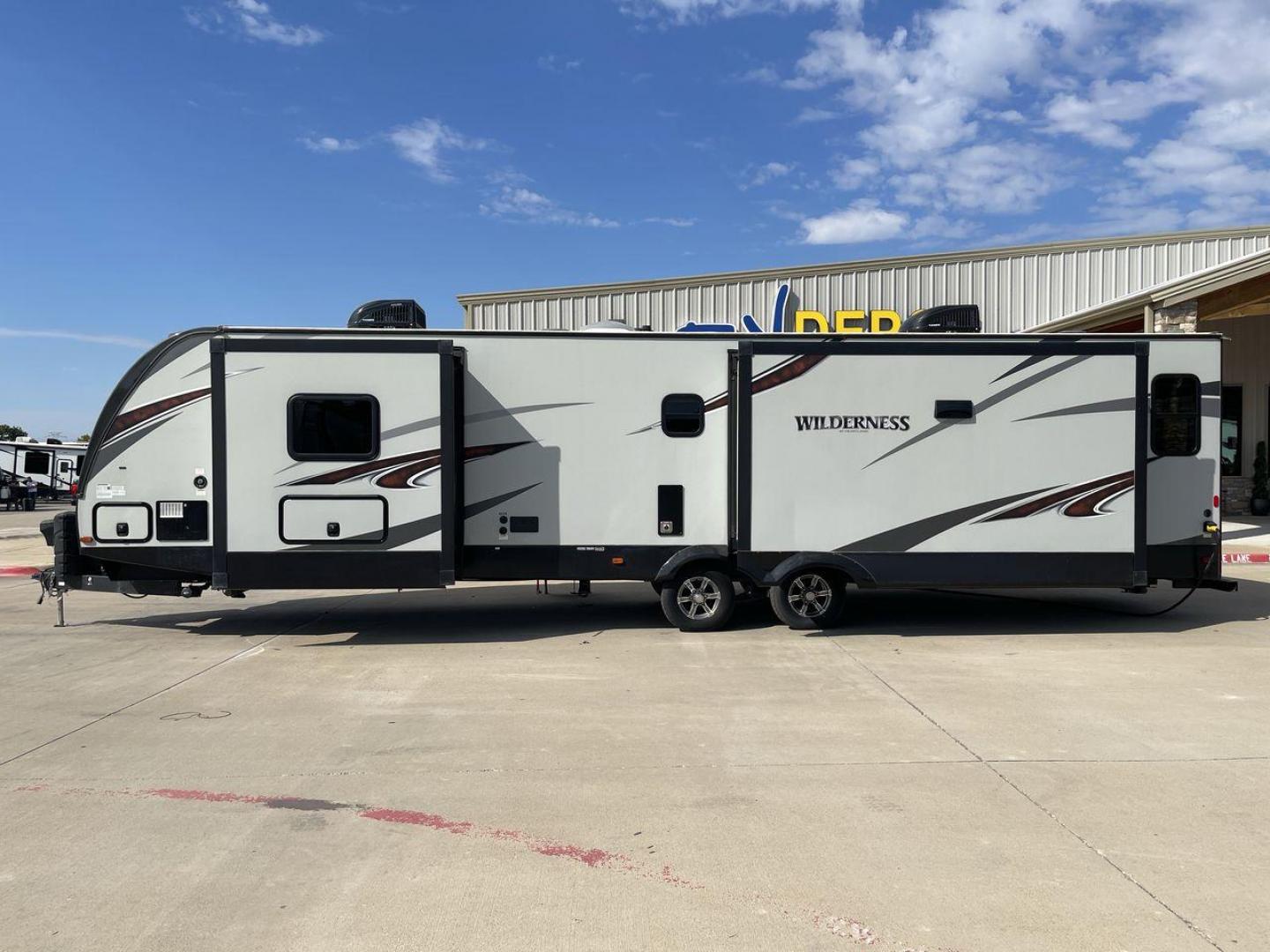 2020 HEARTLAND WILDERNESS 3375KL (5SFNB402XLE) , Length: 39.67 ft. | Dry Weight: 8,840 lbs. | Gross Weight: 9,900 lbs. | Slides: 3 transmission, located at 4319 N Main St, Cleburne, TX, 76033, (817) 678-5133, 32.385960, -97.391212 - Photo#24