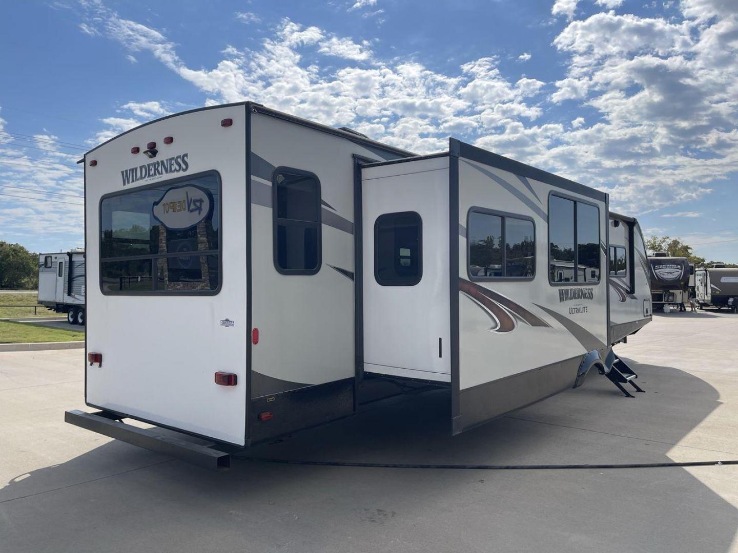 2020 HEARTLAND WILDERNESS 3375KL (5SFNB402XLE) , Length: 39.67 ft. | Dry Weight: 8,840 lbs. | Gross Weight: 9,900 lbs. | Slides: 3 transmission, located at 4319 N Main St, Cleburne, TX, 76033, (817) 678-5133, 32.385960, -97.391212 - Photo#25