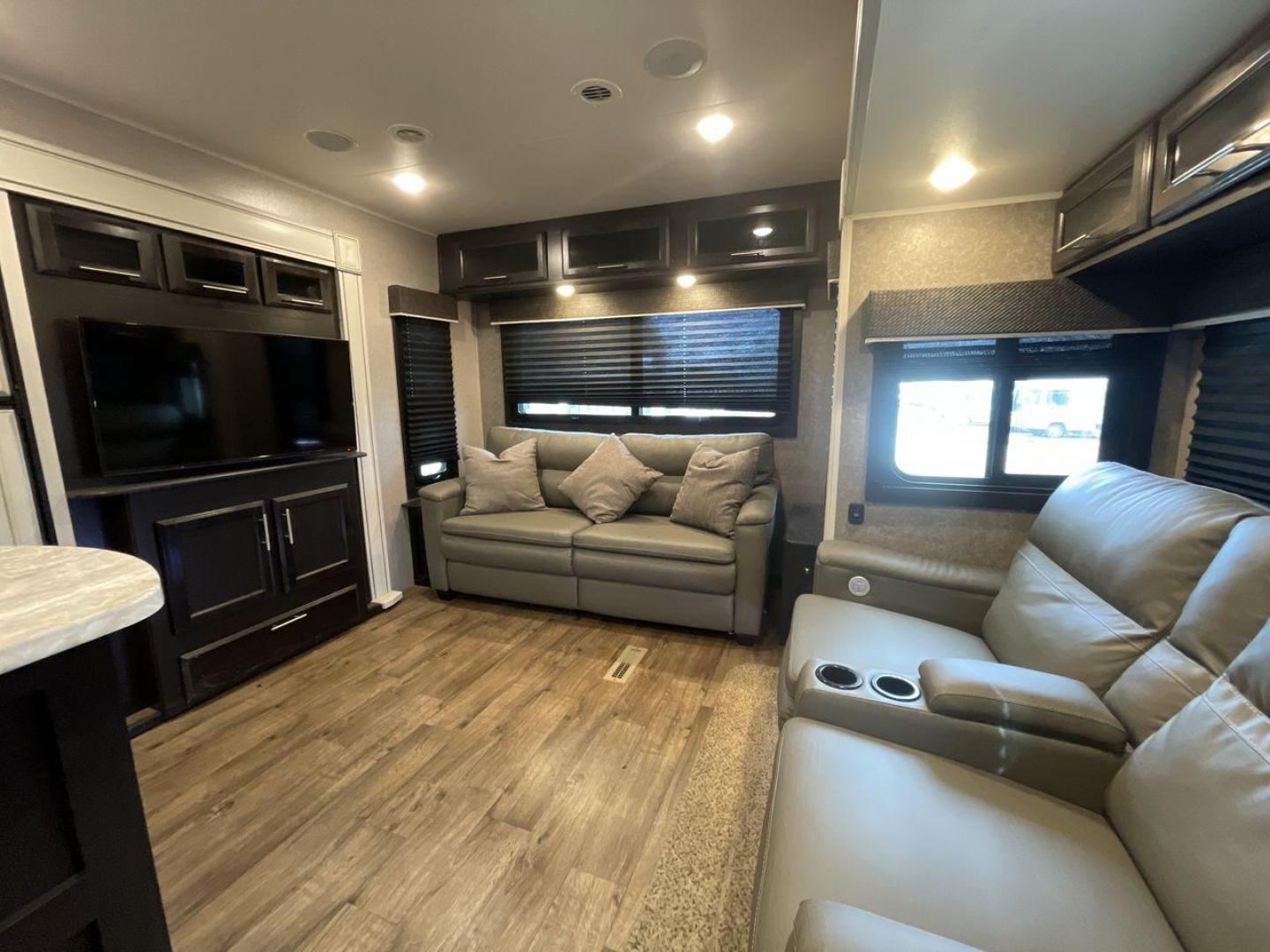 2020 JAYCO EAGLE 280RSOK (1UJBJ0BS7L1) , located at 4319 N Main St, Cleburne, TX, 76033, (817) 678-5133, 32.385960, -97.391212 - Photo#11