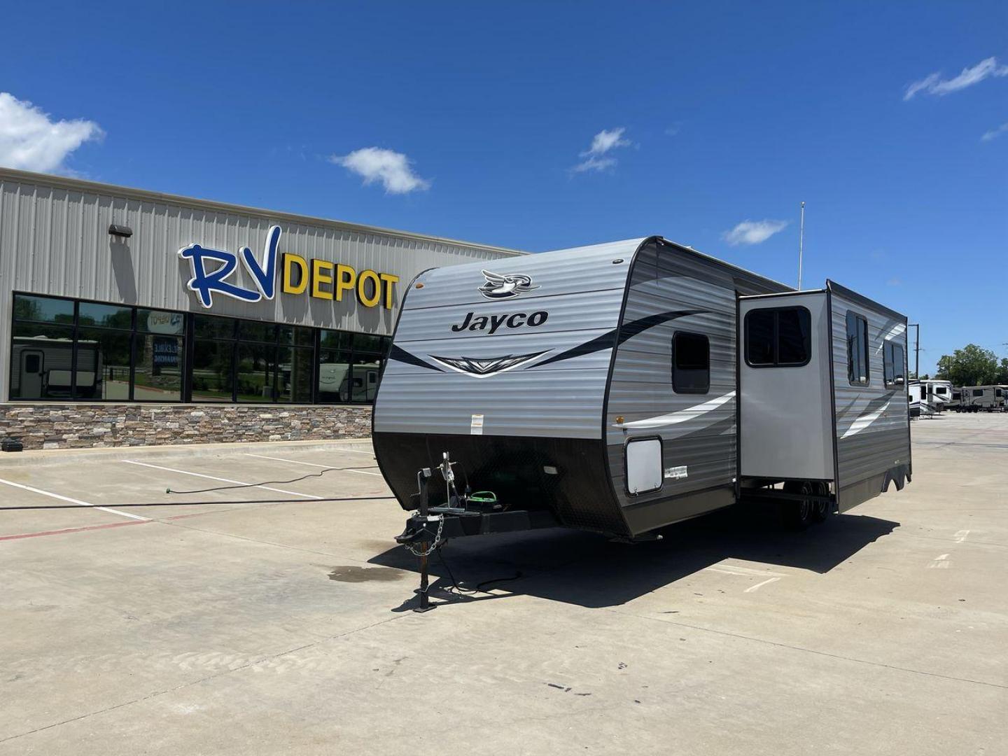 2020 JAYCO JAYFLIGHT 286BHSW (1UJBJ0BR9L7) , located at 4319 N Main St, Cleburne, TX, 76033, (817) 678-5133, 32.385960, -97.391212 - Photo#0