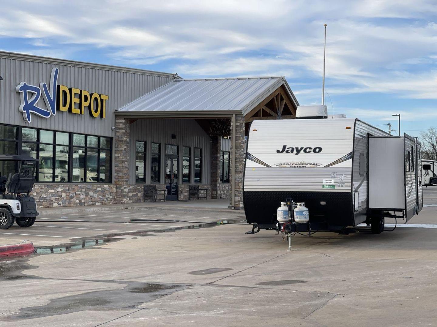 2020 JAYCO JAYFLIGHT 324BDSW (1UJBJ0BT1L7) , Length: 36.17 ft. | Dry Weight: 7,663 lbs. | Gross Weight: 9,000 lbs. | Slides: 2 transmission, located at 4319 N Main St, Cleburne, TX, 76033, (817) 678-5133, 32.385960, -97.391212 - Photo#0