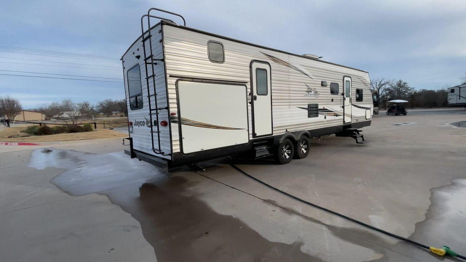 2020 JAYCO JAYFLIGHT 324BDSW (1UJBJ0BT1L7) , Length: 36.17 ft. | Dry Weight: 7,663 lbs. | Gross Weight: 9,000 lbs. | Slides: 2 transmission, located at 4319 N Main St, Cleburne, TX, 76033, (817) 678-5133, 32.385960, -97.391212 - Photo#1