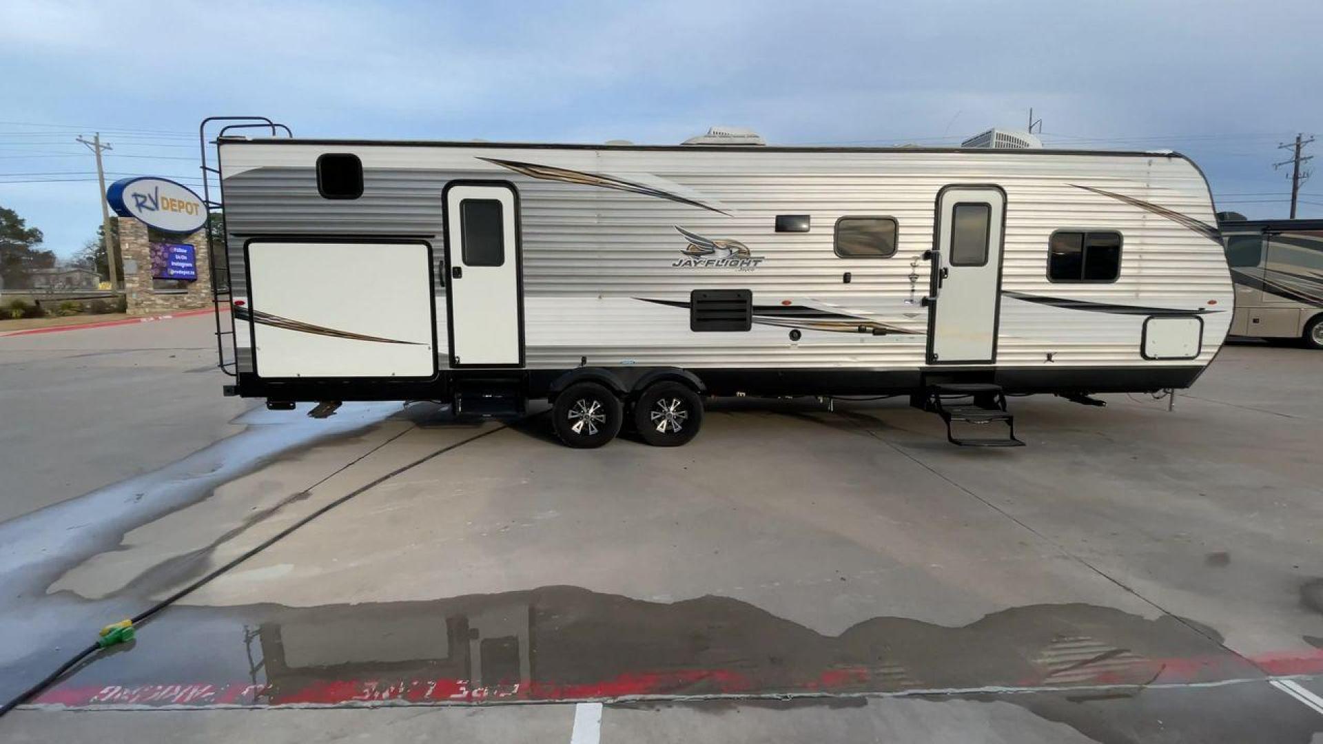 2020 JAYCO JAYFLIGHT 324BDSW (1UJBJ0BT1L7) , Length: 36.17 ft. | Dry Weight: 7,663 lbs. | Gross Weight: 9,000 lbs. | Slides: 2 transmission, located at 4319 N Main St, Cleburne, TX, 76033, (817) 678-5133, 32.385960, -97.391212 - Photo#2