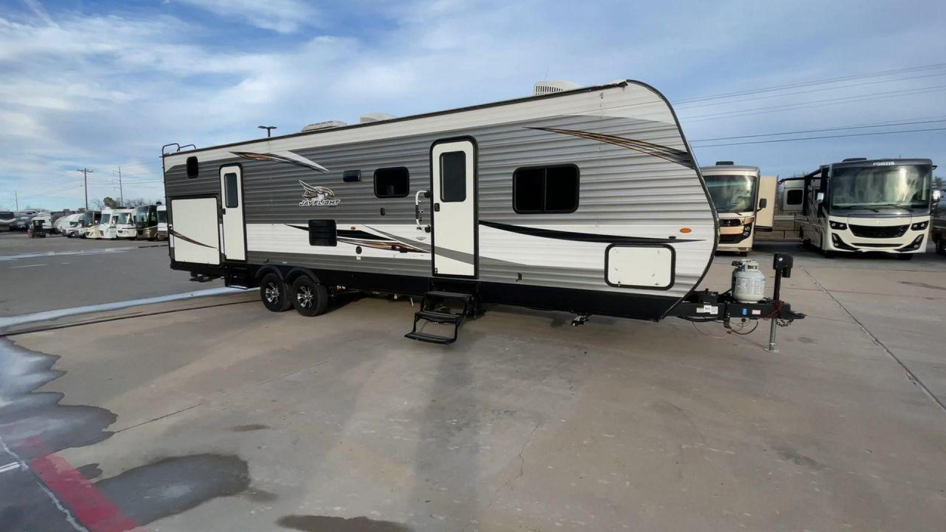 2020 JAYCO JAYFLIGHT 324BDSW (1UJBJ0BT1L7) , Length: 36.17 ft. | Dry Weight: 7,663 lbs. | Gross Weight: 9,000 lbs. | Slides: 2 transmission, located at 4319 N Main St, Cleburne, TX, 76033, (817) 678-5133, 32.385960, -97.391212 - Photo#3