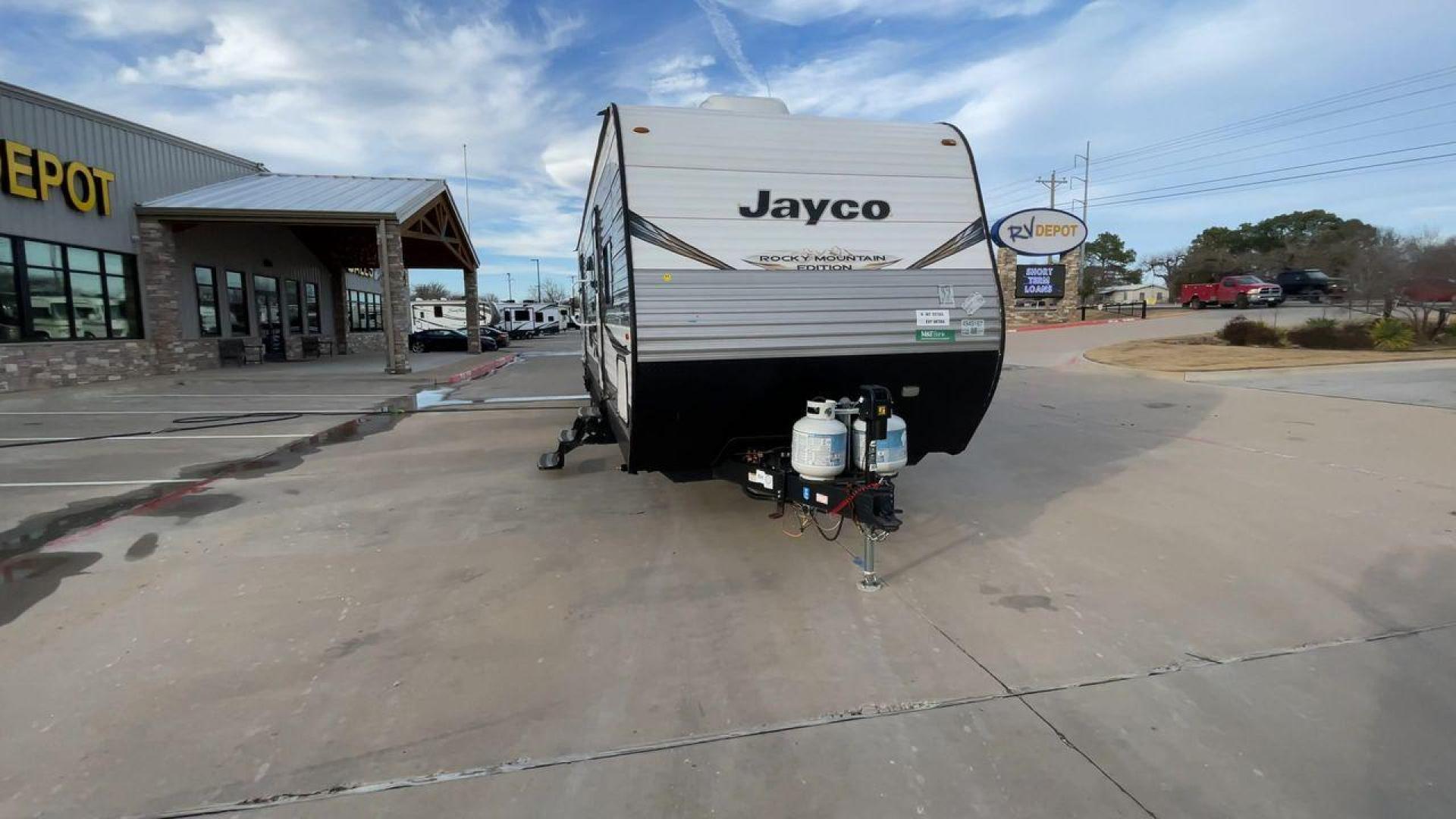 2020 JAYCO JAYFLIGHT 324BDSW (1UJBJ0BT1L7) , Length: 36.17 ft. | Dry Weight: 7,663 lbs. | Gross Weight: 9,000 lbs. | Slides: 2 transmission, located at 4319 N Main St, Cleburne, TX, 76033, (817) 678-5133, 32.385960, -97.391212 - Photo#4