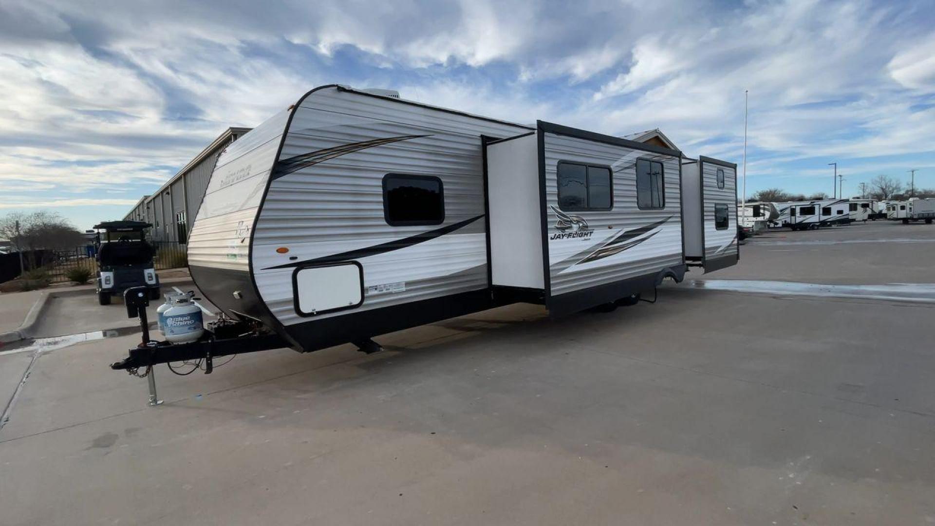 2020 JAYCO JAYFLIGHT 324BDSW (1UJBJ0BT1L7) , Length: 36.17 ft. | Dry Weight: 7,663 lbs. | Gross Weight: 9,000 lbs. | Slides: 2 transmission, located at 4319 N Main St, Cleburne, TX, 76033, (817) 678-5133, 32.385960, -97.391212 - Photo#5