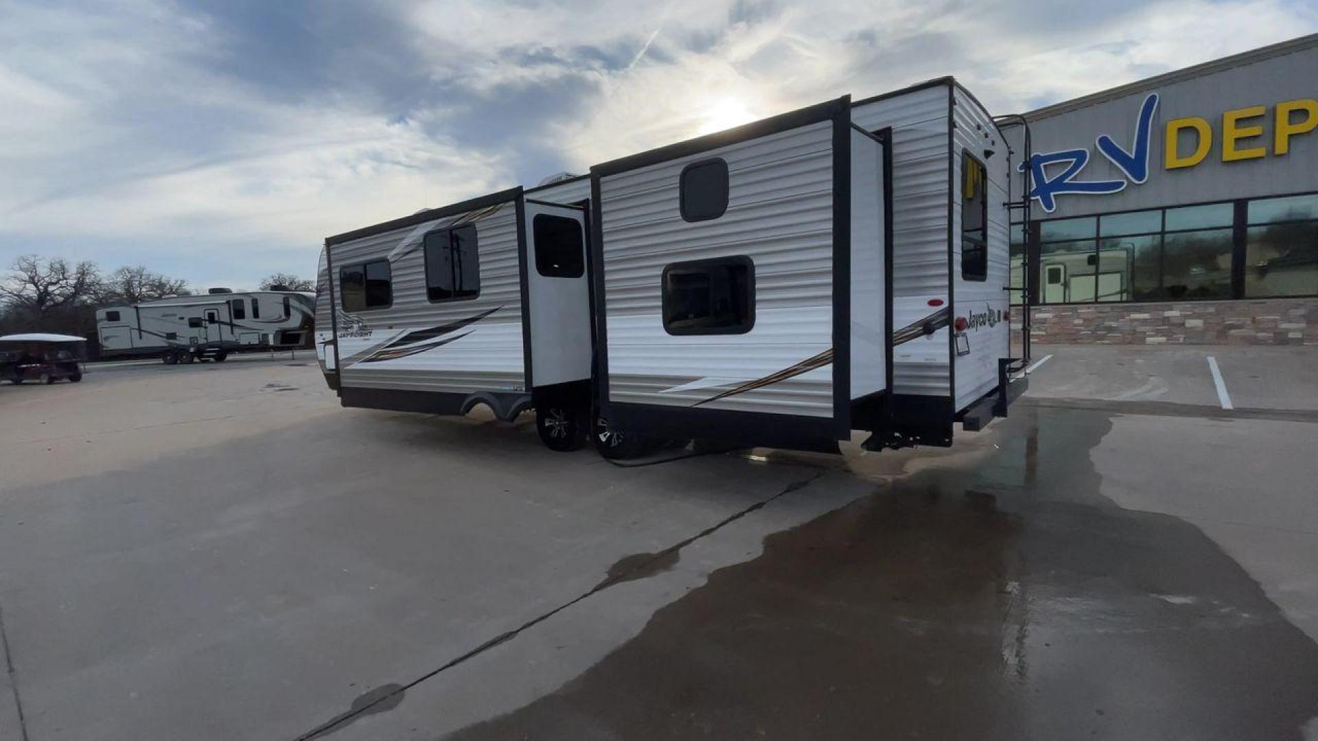 2020 JAYCO JAYFLIGHT 324BDSW (1UJBJ0BT1L7) , Length: 36.17 ft. | Dry Weight: 7,663 lbs. | Gross Weight: 9,000 lbs. | Slides: 2 transmission, located at 4319 N Main St, Cleburne, TX, 76033, (817) 678-5133, 32.385960, -97.391212 - Photo#7