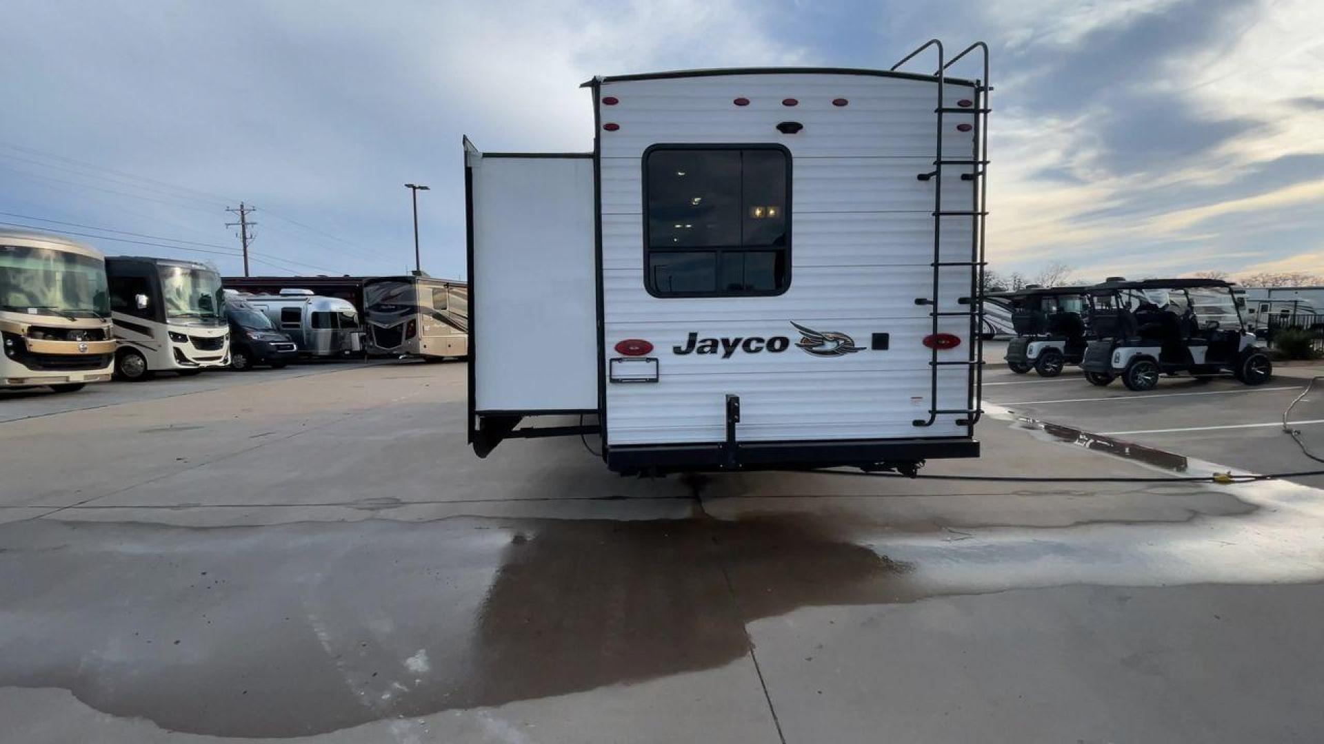 2020 JAYCO JAYFLIGHT 324BDSW (1UJBJ0BT1L7) , Length: 36.17 ft. | Dry Weight: 7,663 lbs. | Gross Weight: 9,000 lbs. | Slides: 2 transmission, located at 4319 N Main St, Cleburne, TX, 76033, (817) 678-5133, 32.385960, -97.391212 - Photo#8