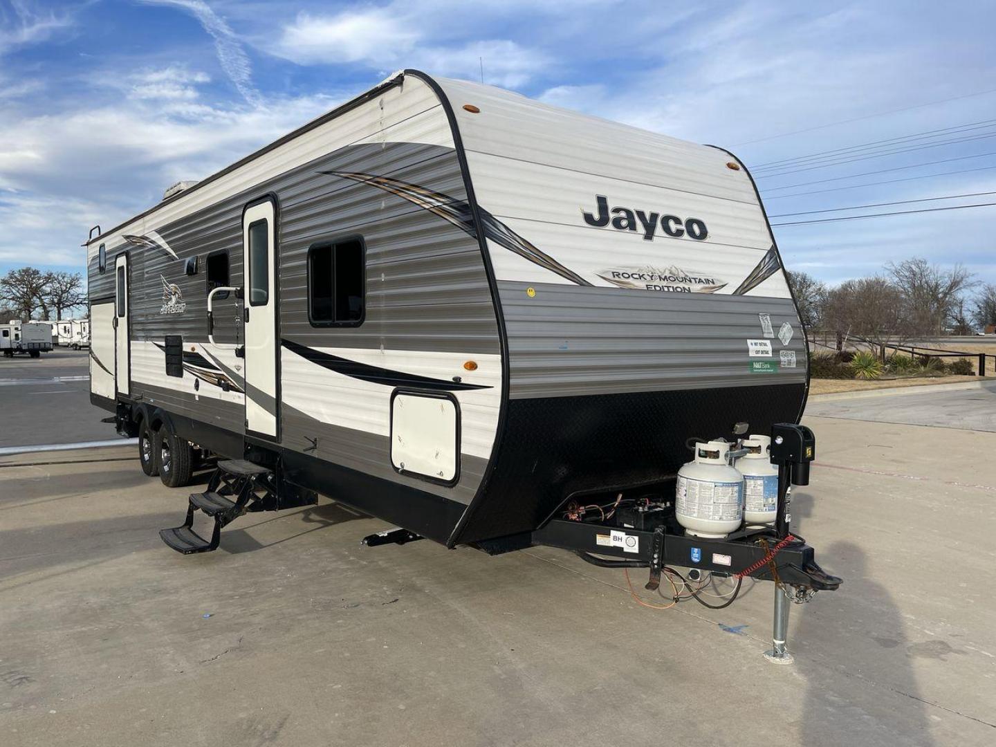 2020 JAYCO JAYFLIGHT 324BDSW (1UJBJ0BT1L7) , Length: 36.17 ft. | Dry Weight: 7,663 lbs. | Gross Weight: 9,000 lbs. | Slides: 2 transmission, located at 4319 N Main St, Cleburne, TX, 76033, (817) 678-5133, 32.385960, -97.391212 - Photo#23