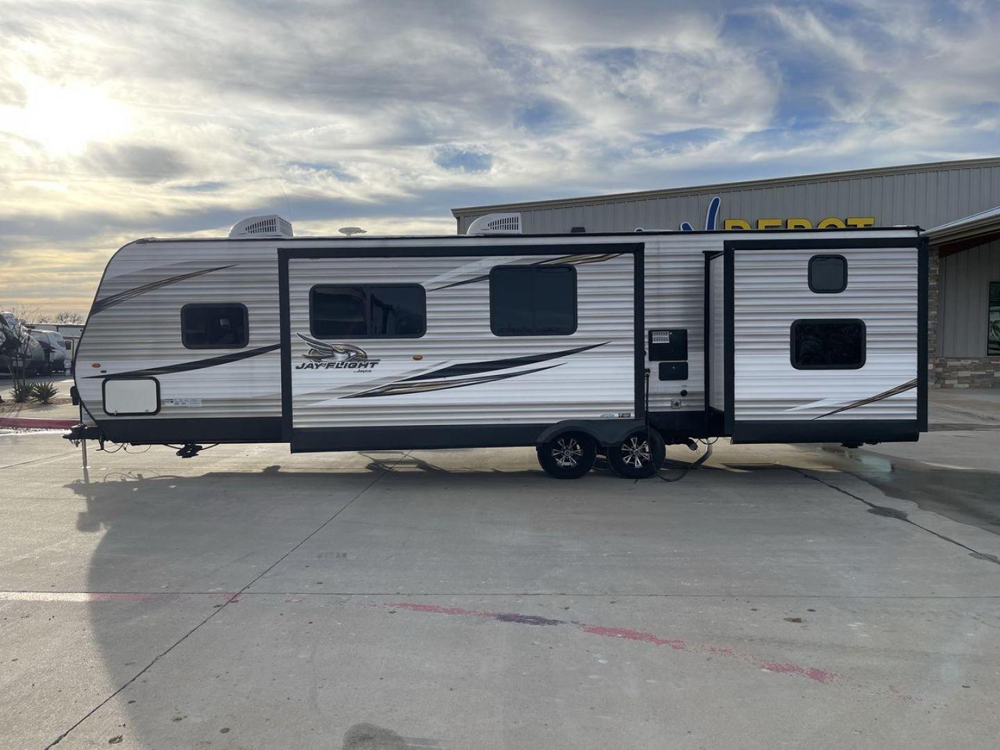 2020 JAYCO JAYFLIGHT 324BDSW (1UJBJ0BT1L7) , Length: 36.17 ft. | Dry Weight: 7,663 lbs. | Gross Weight: 9,000 lbs. | Slides: 2 transmission, located at 4319 N Main St, Cleburne, TX, 76033, (817) 678-5133, 32.385960, -97.391212 - Photo#24