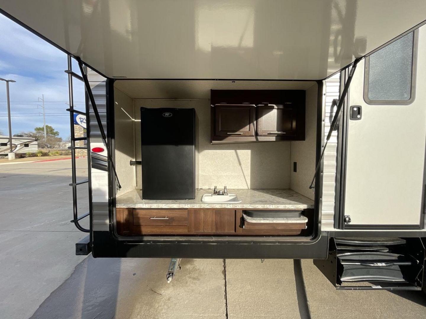 2020 JAYCO JAYFLIGHT 324BDSW (1UJBJ0BT1L7) , Length: 36.17 ft. | Dry Weight: 7,663 lbs. | Gross Weight: 9,000 lbs. | Slides: 2 transmission, located at 4319 N Main St, Cleburne, TX, 76033, (817) 678-5133, 32.385960, -97.391212 - Photo#26