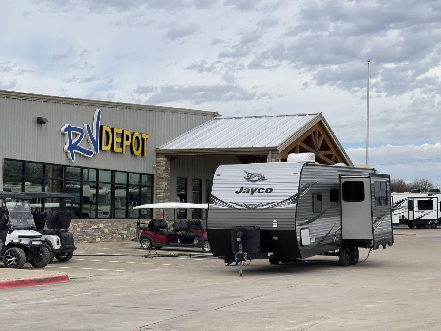 2020 JAYCO JAY FLIGHT 24RKS (1UJBJ0BN3L1) , Length: 28.67 ft. | Dry Weight: 5,555 lbs. | Gross Weight: 7,500 lbs. | Slides: 1 transmission, located at 4319 N Main St, Cleburne, TX, 76033, (817) 678-5133, 32.385960, -97.391212 - This 2020 Jayco Jay Flight is a dual-axle steel wheel setup measuring 28.67 ft. in length and 11.08 ft. in height. It has a dry weight of 5,555 lbs. and a GVWR of 7,500 lbs. This travel trailer includes 1 power slide. Its interior features a front bedroom, a central living and kitchen space, and a r - Photo#0