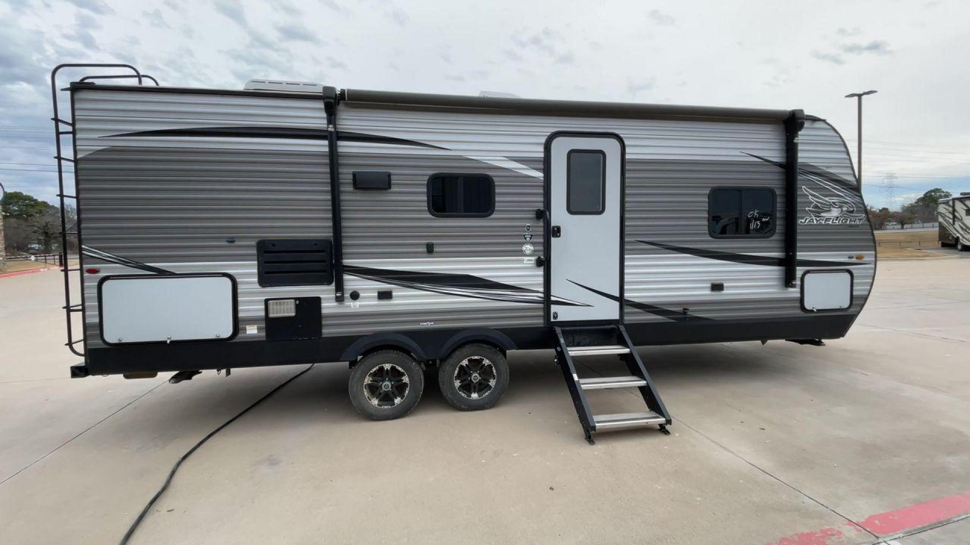 2020 JAYCO JAY FLIGHT 24RKS (1UJBJ0BN3L1) , Length: 28.67 ft. | Dry Weight: 5,555 lbs. | Gross Weight: 7,500 lbs. | Slides: 1 transmission, located at 4319 N Main St, Cleburne, TX, 76033, (817) 678-5133, 32.385960, -97.391212 - This 2020 Jayco Jay Flight is a dual-axle steel wheel setup measuring 28.67 ft. in length and 11.08 ft. in height. It has a dry weight of 5,555 lbs. and a GVWR of 7,500 lbs. This travel trailer includes 1 power slide. Its interior features a front bedroom, a central living and kitchen space, and a r - Photo#2